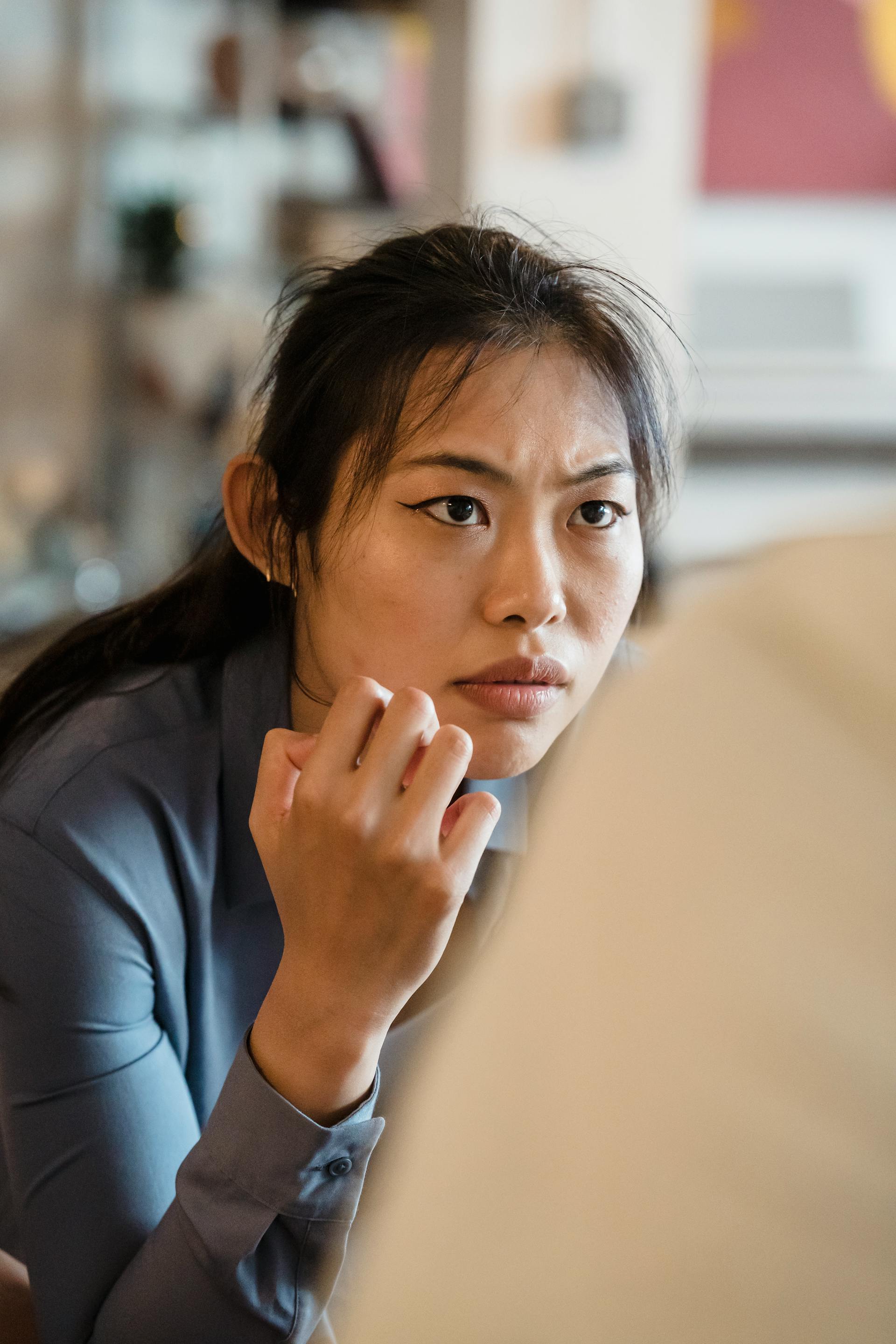 Una mujer preocupada mirando a alguien | Fuente: Pexels
