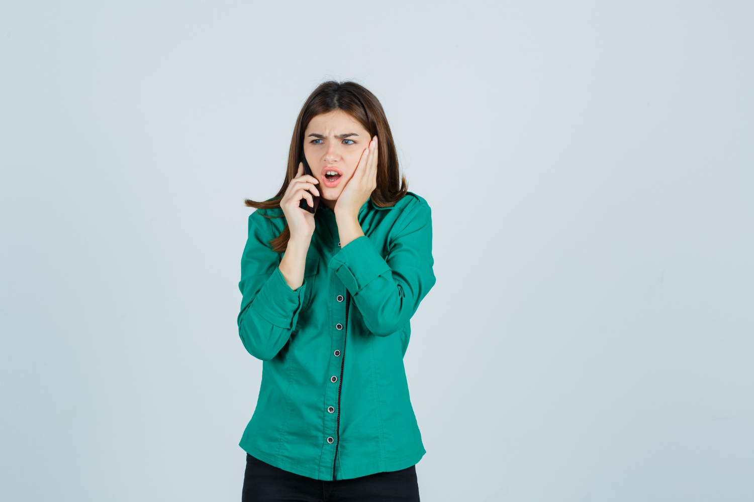 Una mujer molesta hablando por teléfono | Fuente: Freepik