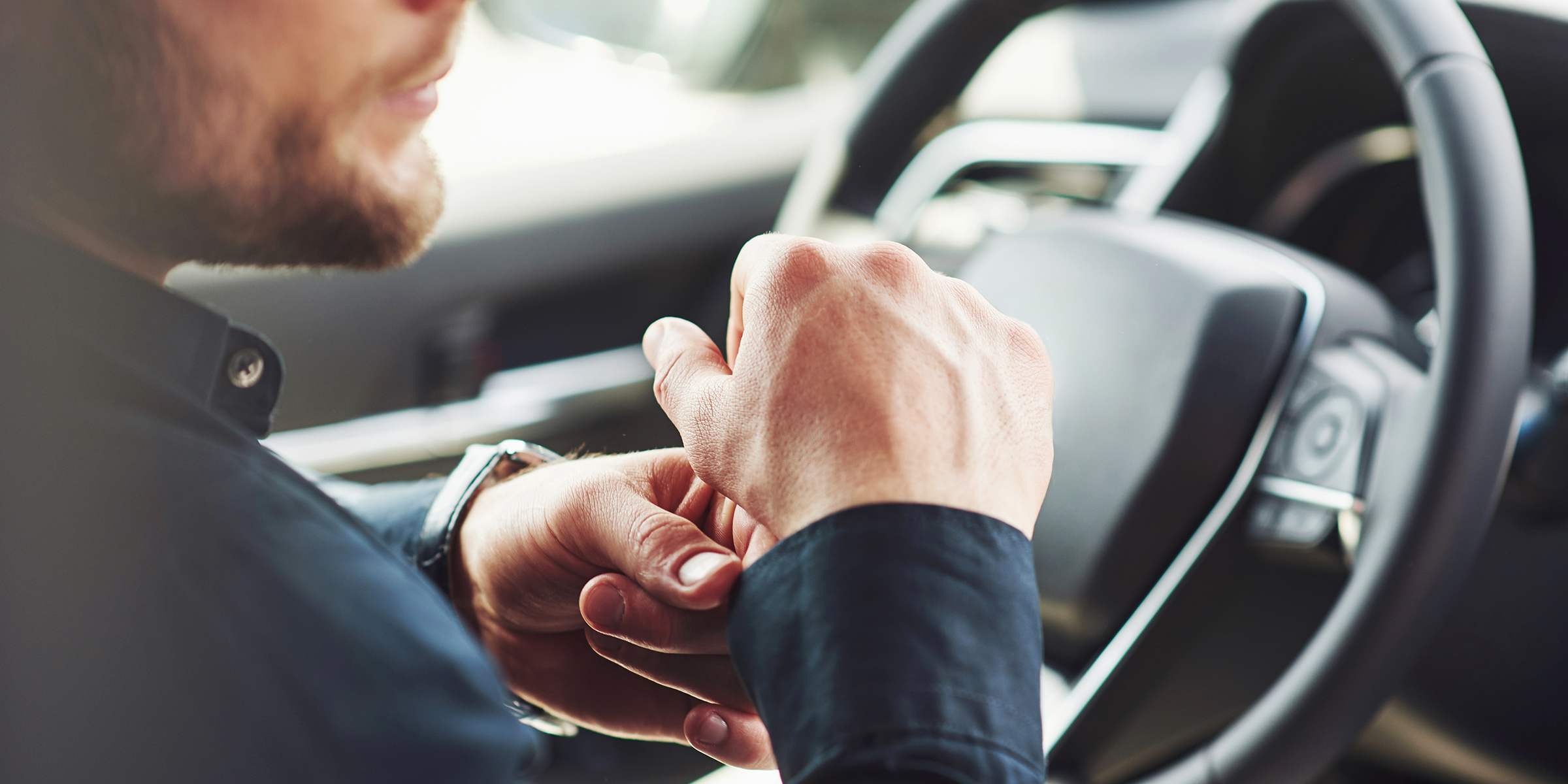 Un hombre sentado en su automóvil | Fuente: Shutterstock