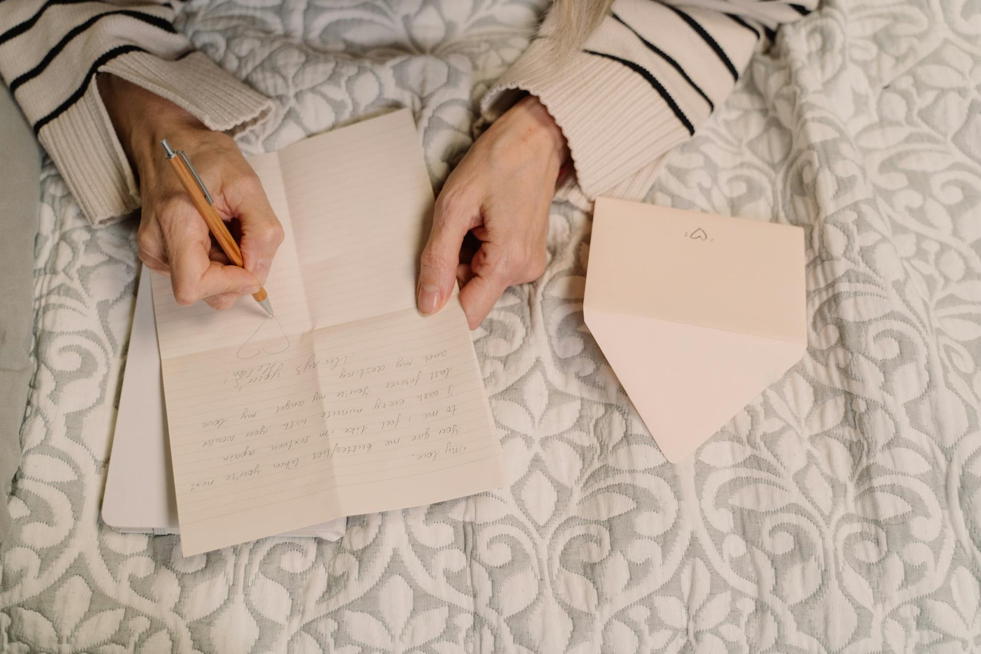 Una mujer escribiendo una carta | Fuente: Pexels