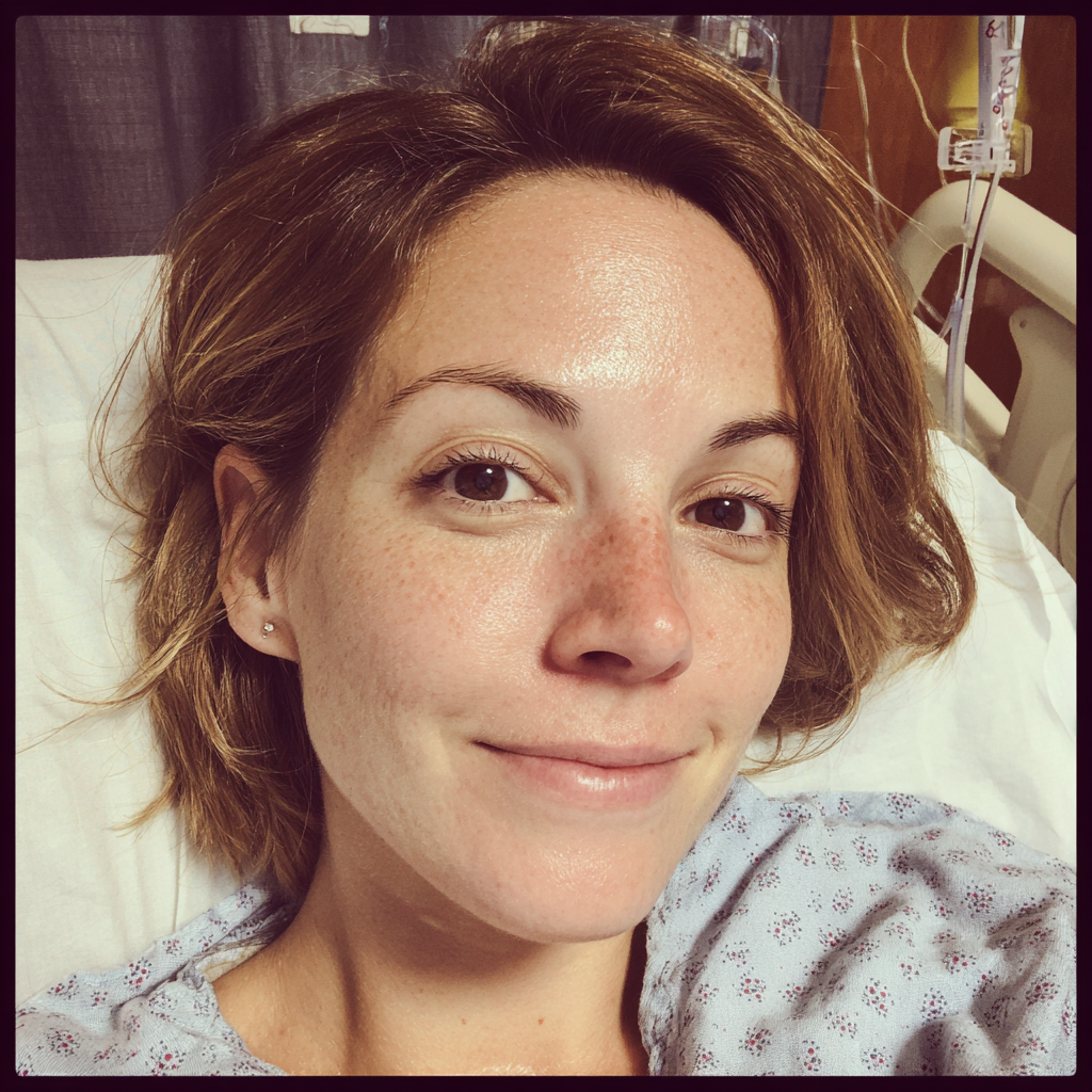 Una mujer sonriente en una cama de hospital | Fuente: Midjourney