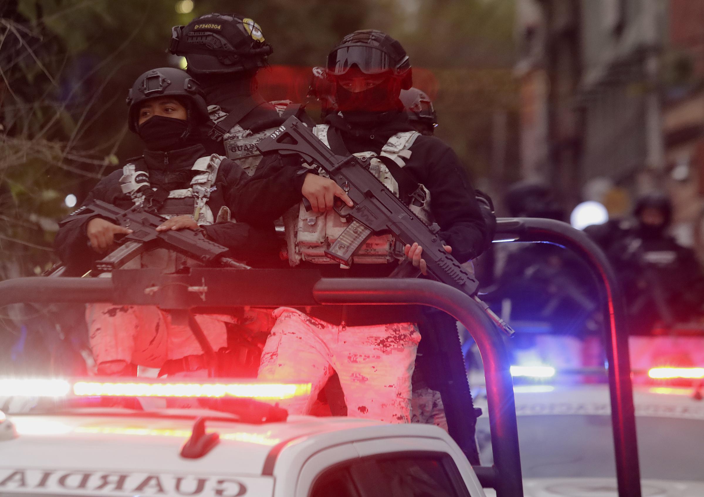 A National Guard convoy in Mexico City, Mexico, on February 22, 2026, escorts a Rhino, an armored tactical vehicle used for high-impact operations and critical security situations, after federal forces kill Nemesio Oseguera Cervantes, ''El Mencho,'' leader of the Jalisco New Generation Cartel. | Fuente: Getty Image.