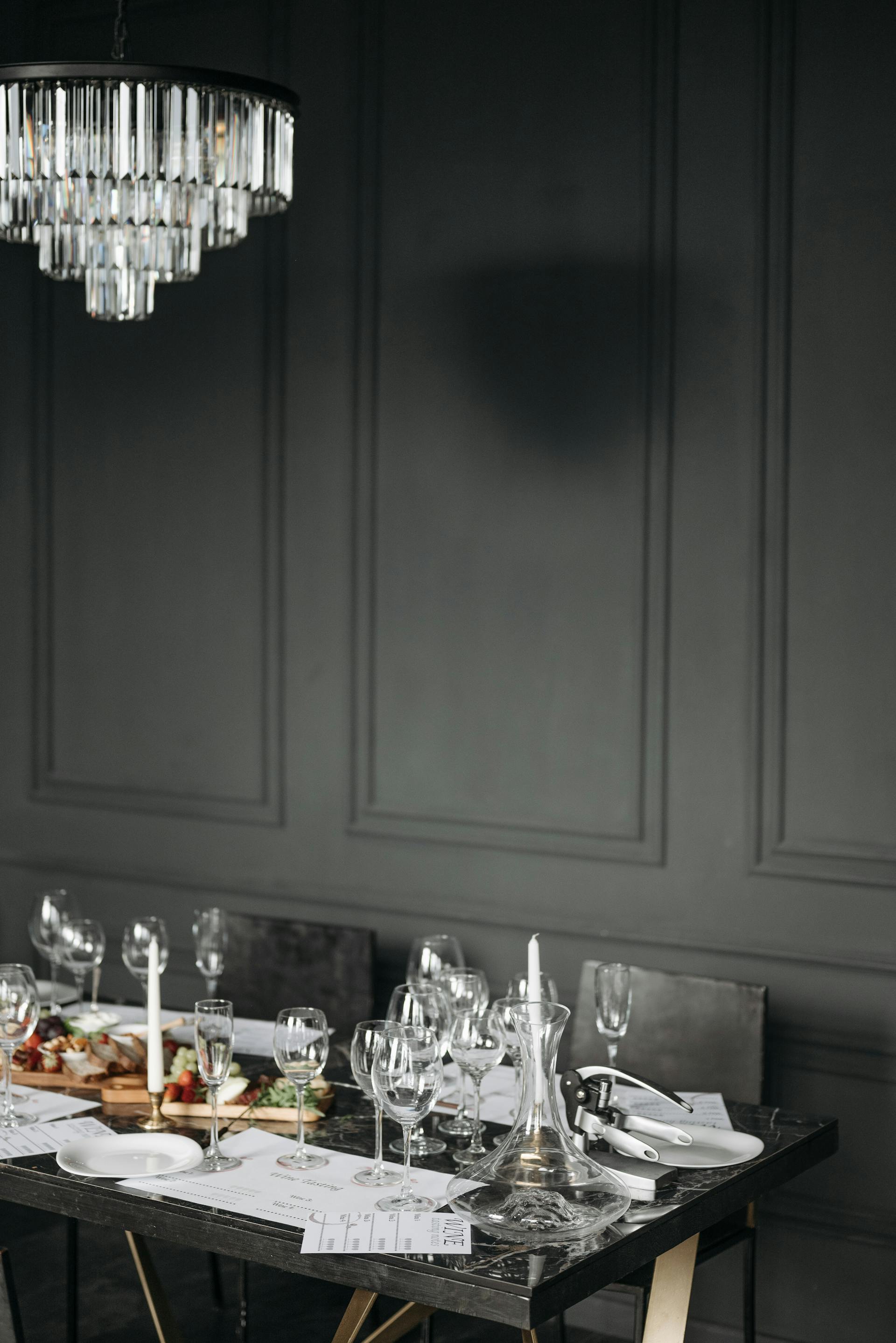 Una mesa preparada para una cena formal | Fuente: Pexels
