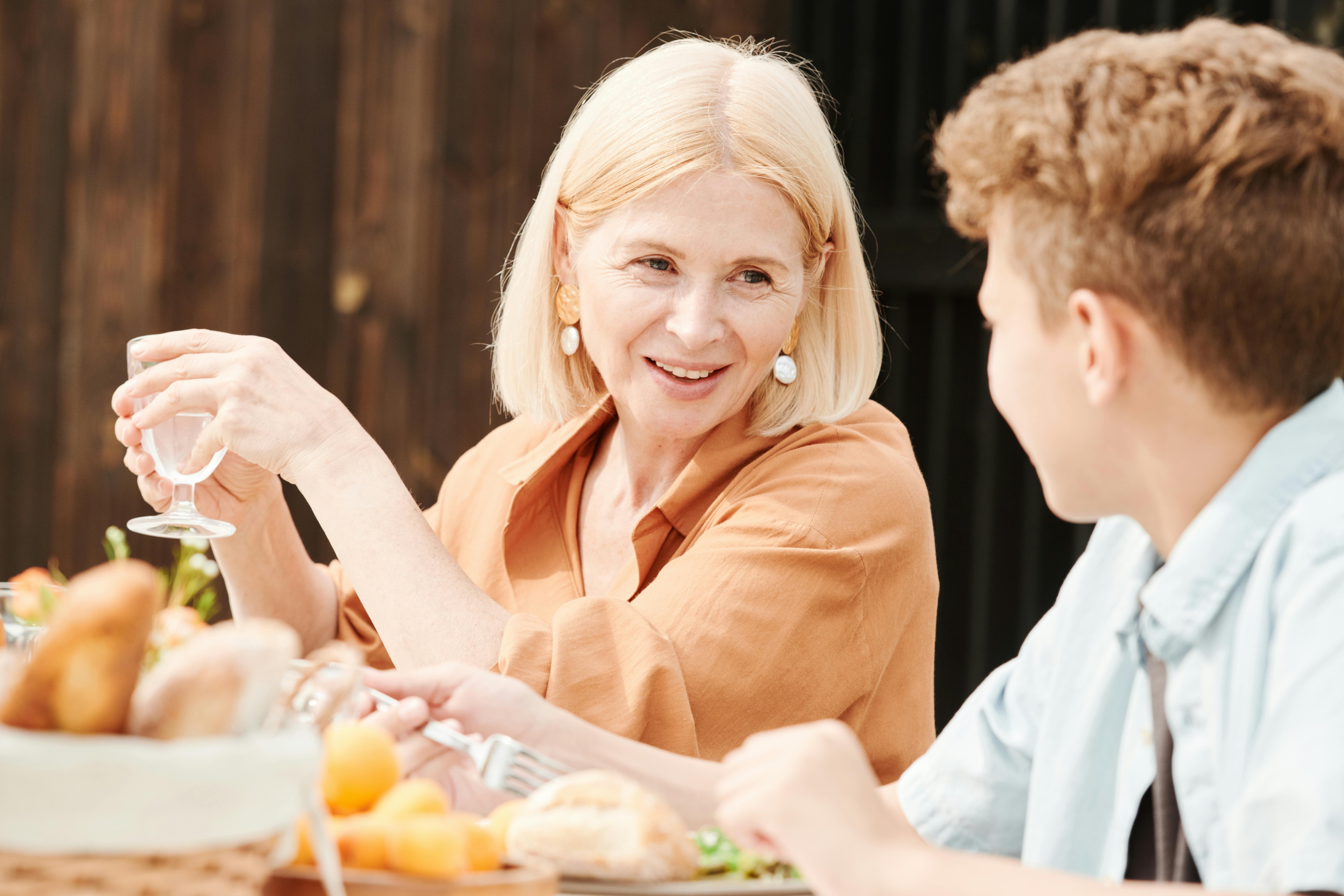 Mujer hablando con un niño | Fuente: Pexels