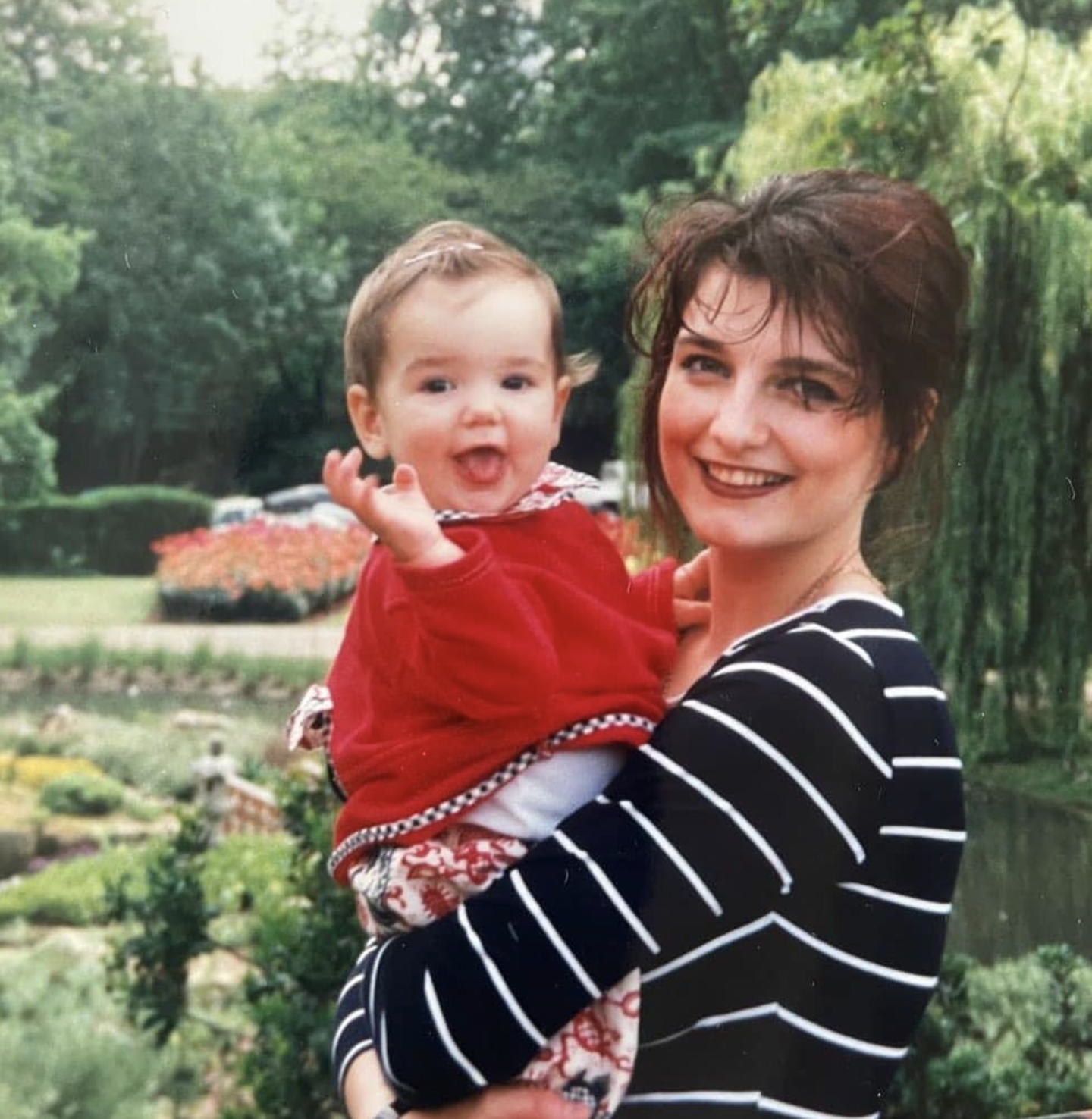 La cantante con su madre en un post fechado el 28 de junio de 2023. | Fuente: Facebook/Dua Lipa