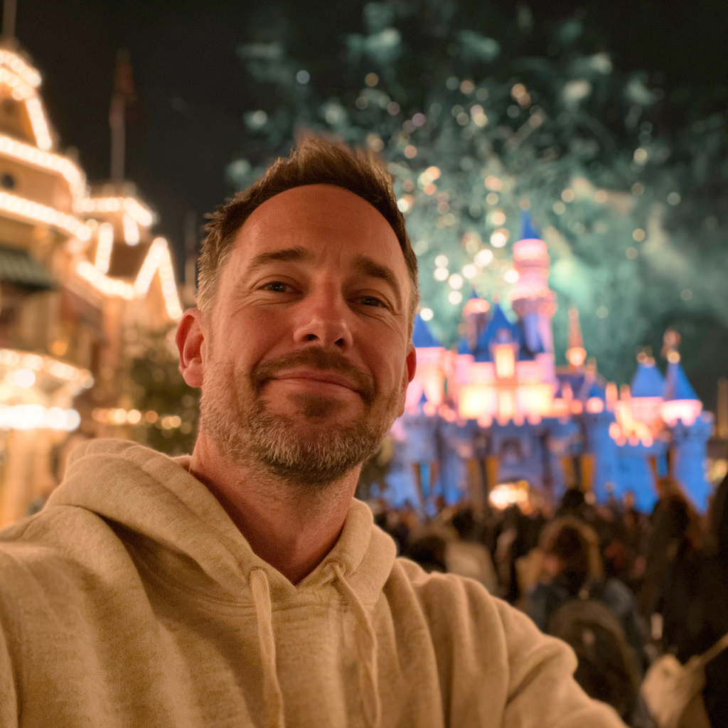 Primer plano de un hombre sonriente | Fuente: Midjourney