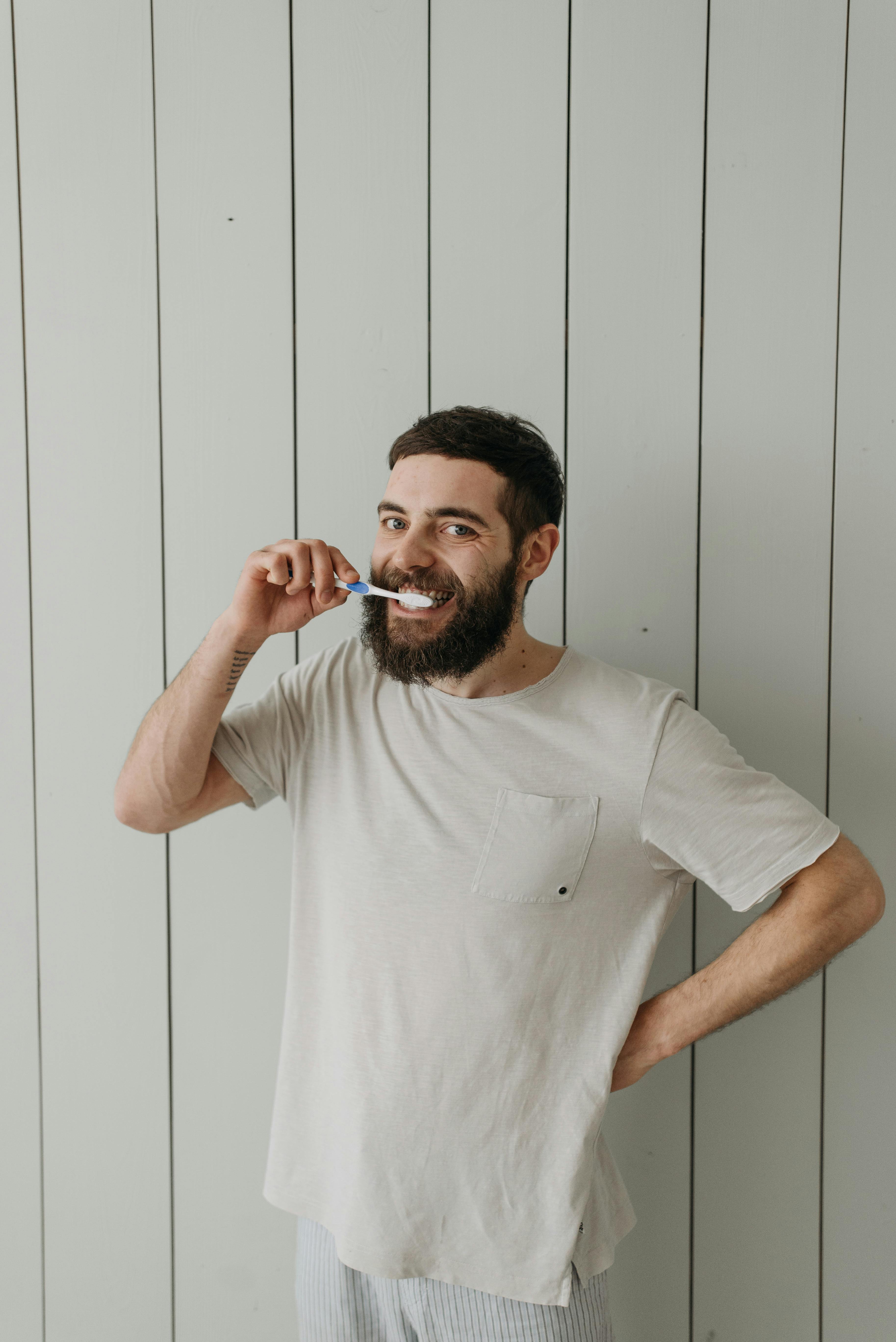 Un hombre cepillándose los dientes | Fuente: Pexels