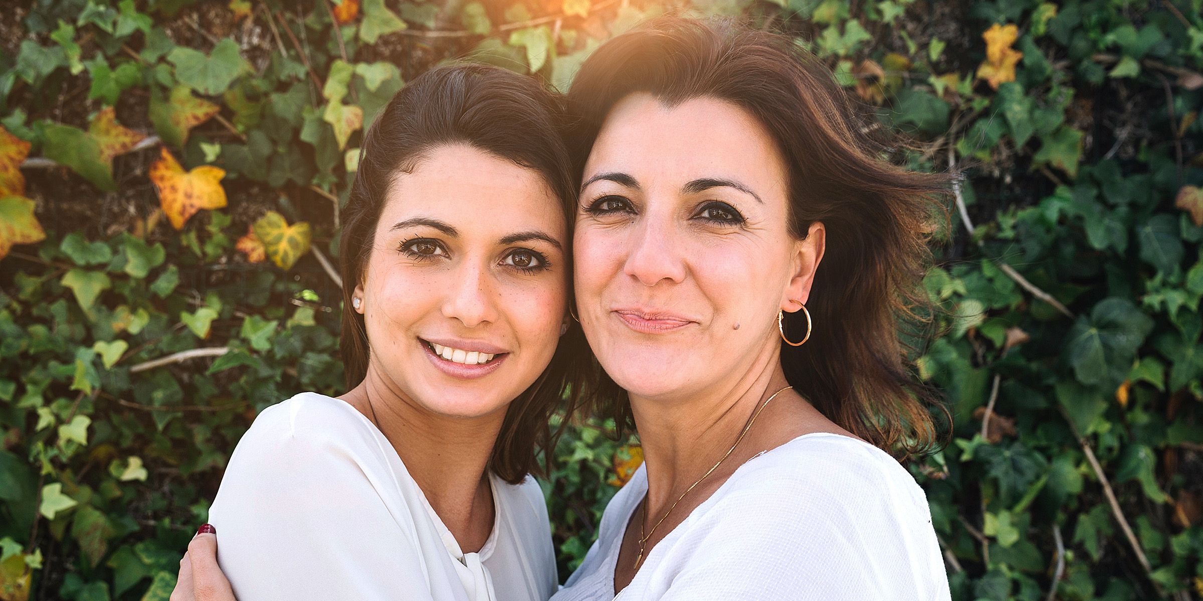 Dos mujeres abrazándose | Fuente: Freepik