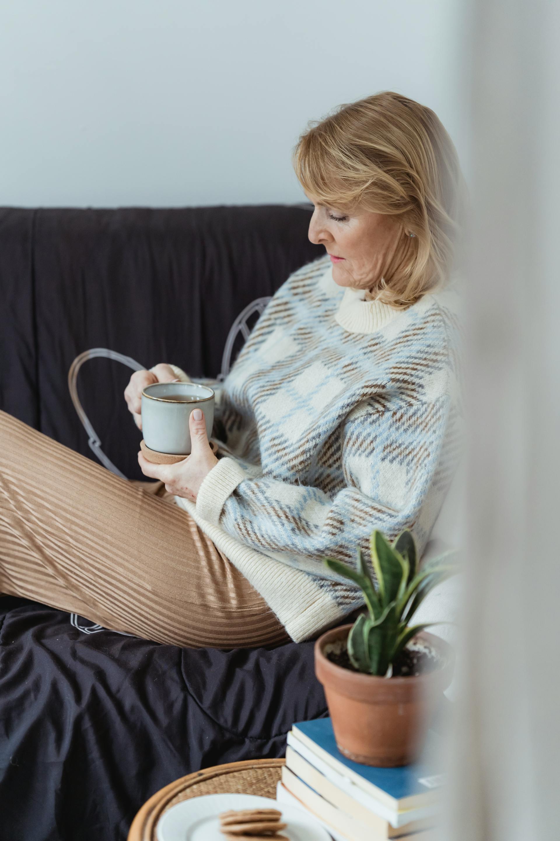Una mujer reflexiva | Fuente: Pexels