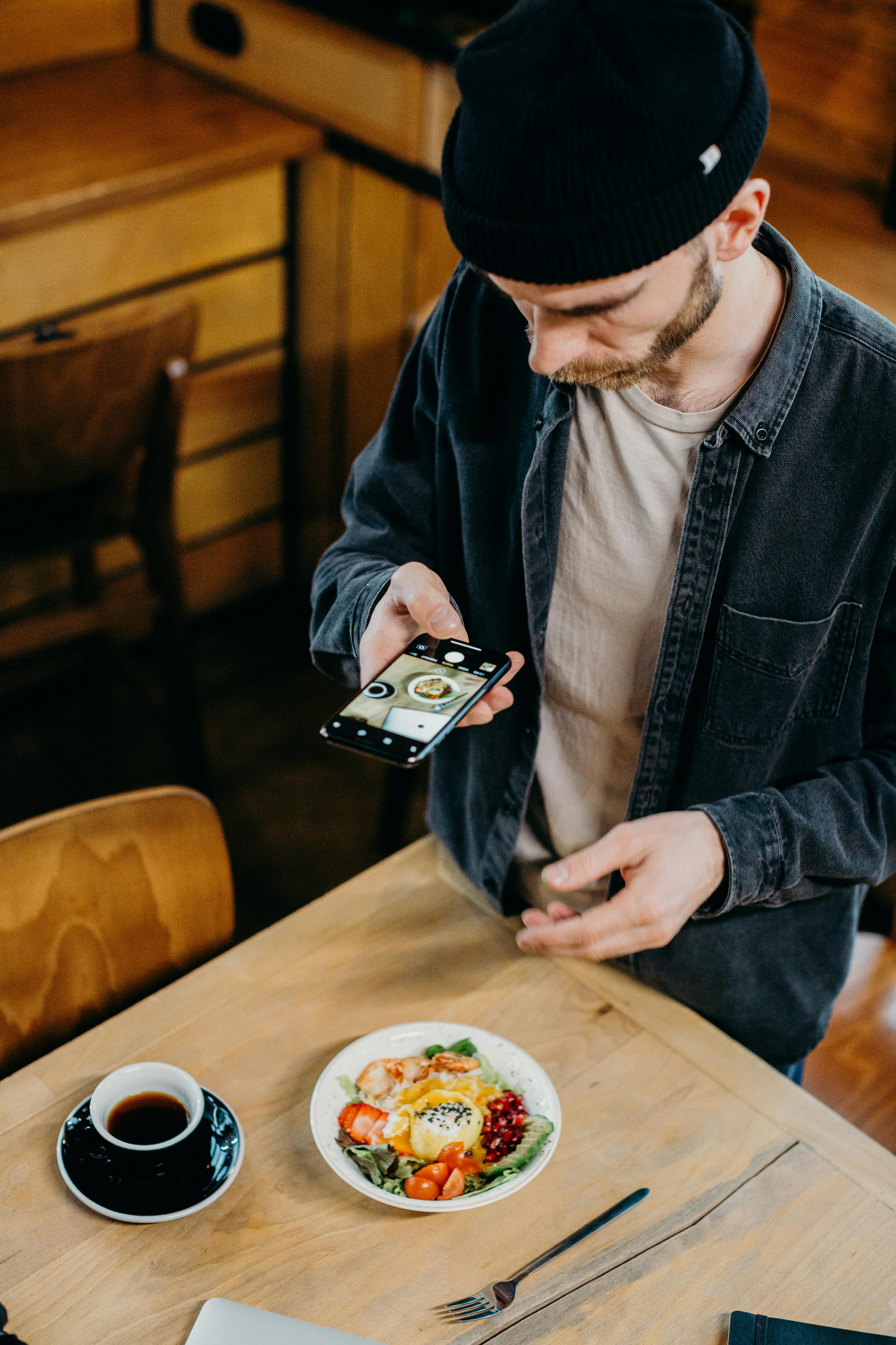 Un hombre haciendo una foto de una comida | Fuente: Pexels