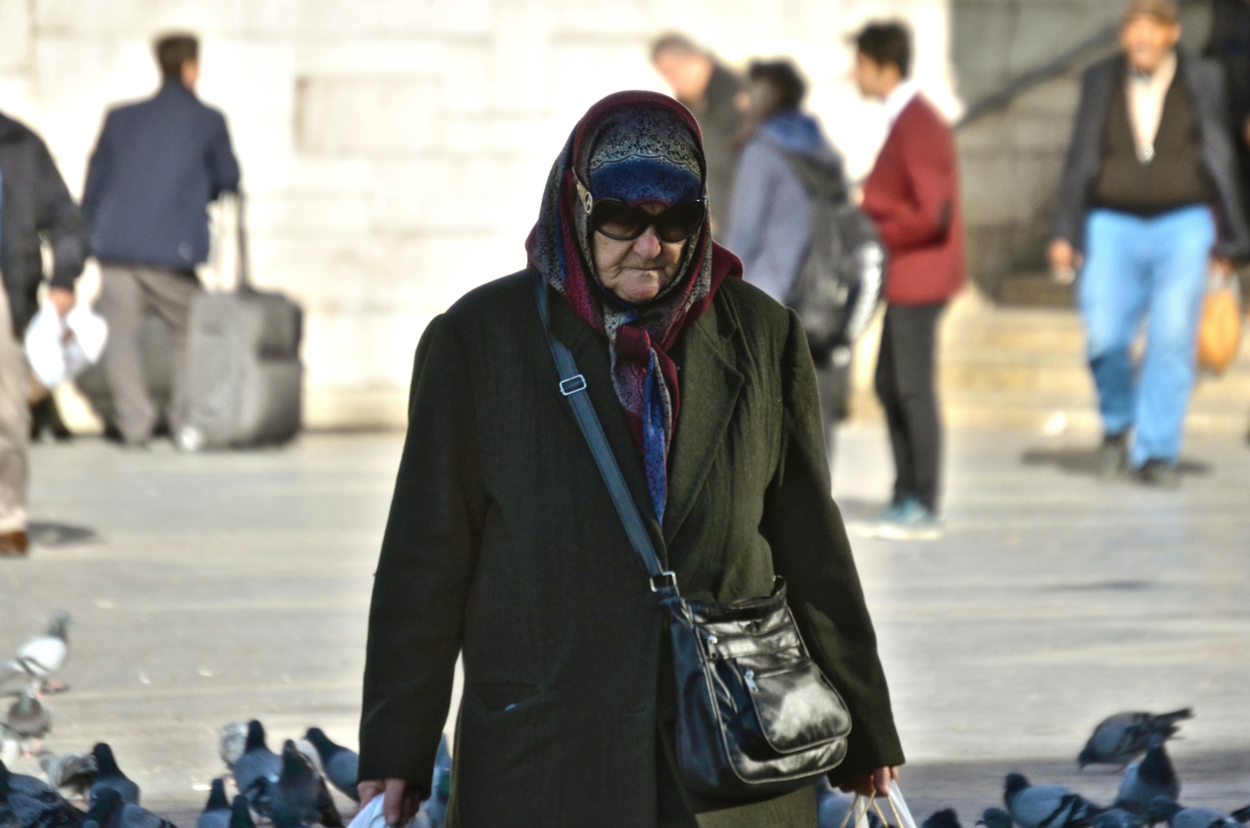 Una señora mayor caminando por la calle | Fuente: Pexels