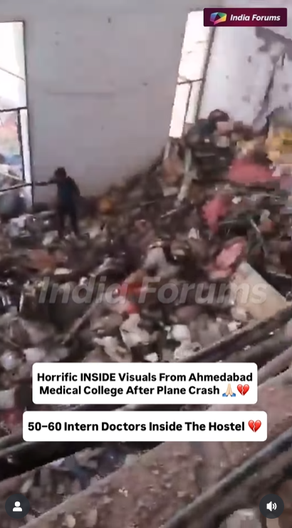 Un hombre solo entre los escombros del albergue, rodeado de paredes destrozadas y escombros, de un vídeo publicado el 12 de junio de 2025 | Fuente: Instagram/indiaforums