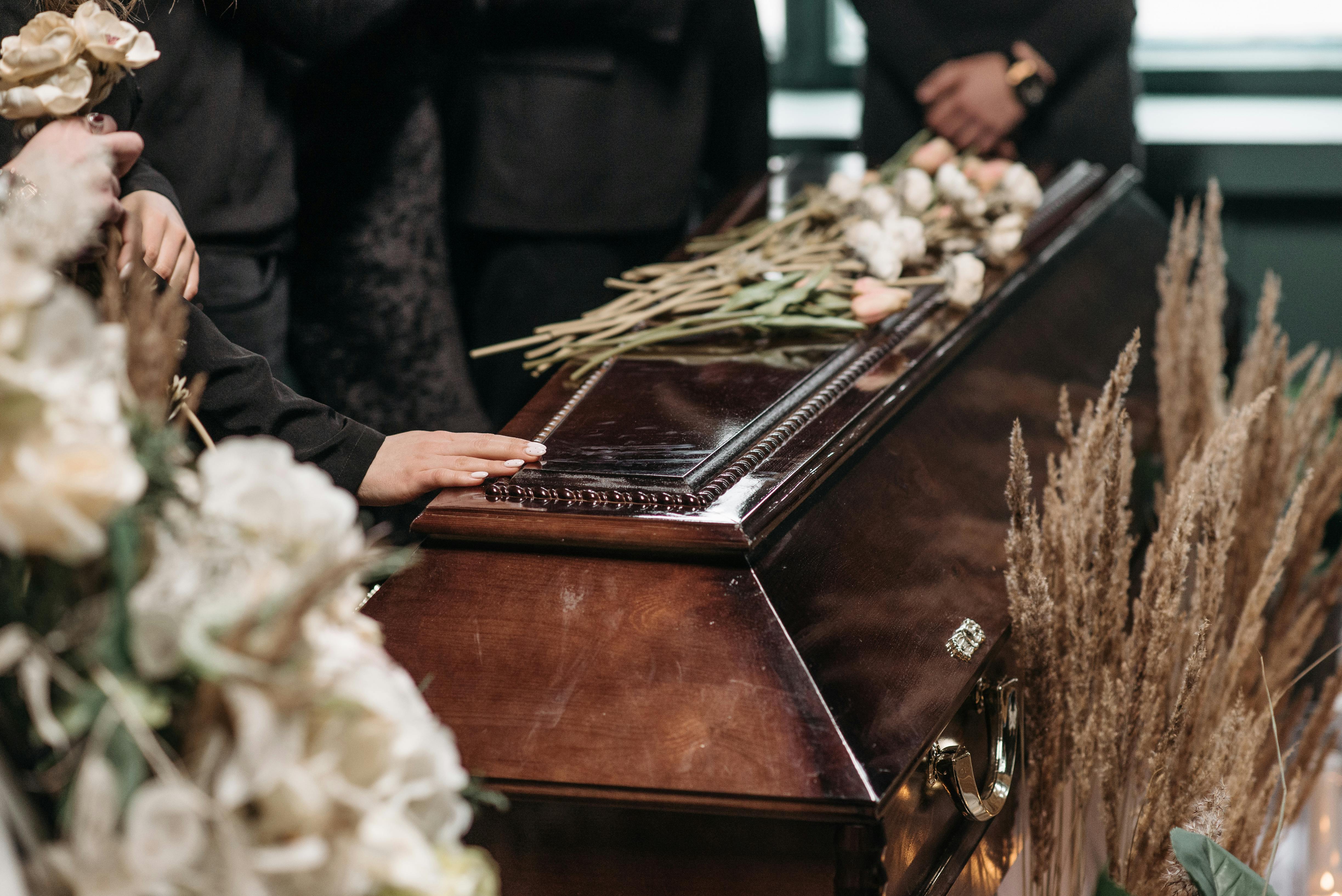 Gente en un funeral | Fuente: Pexels