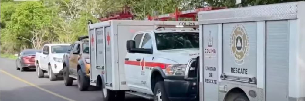 Los rescatistas en el lugar del accidente. | Fuente: YouTube/AztecaNoticias