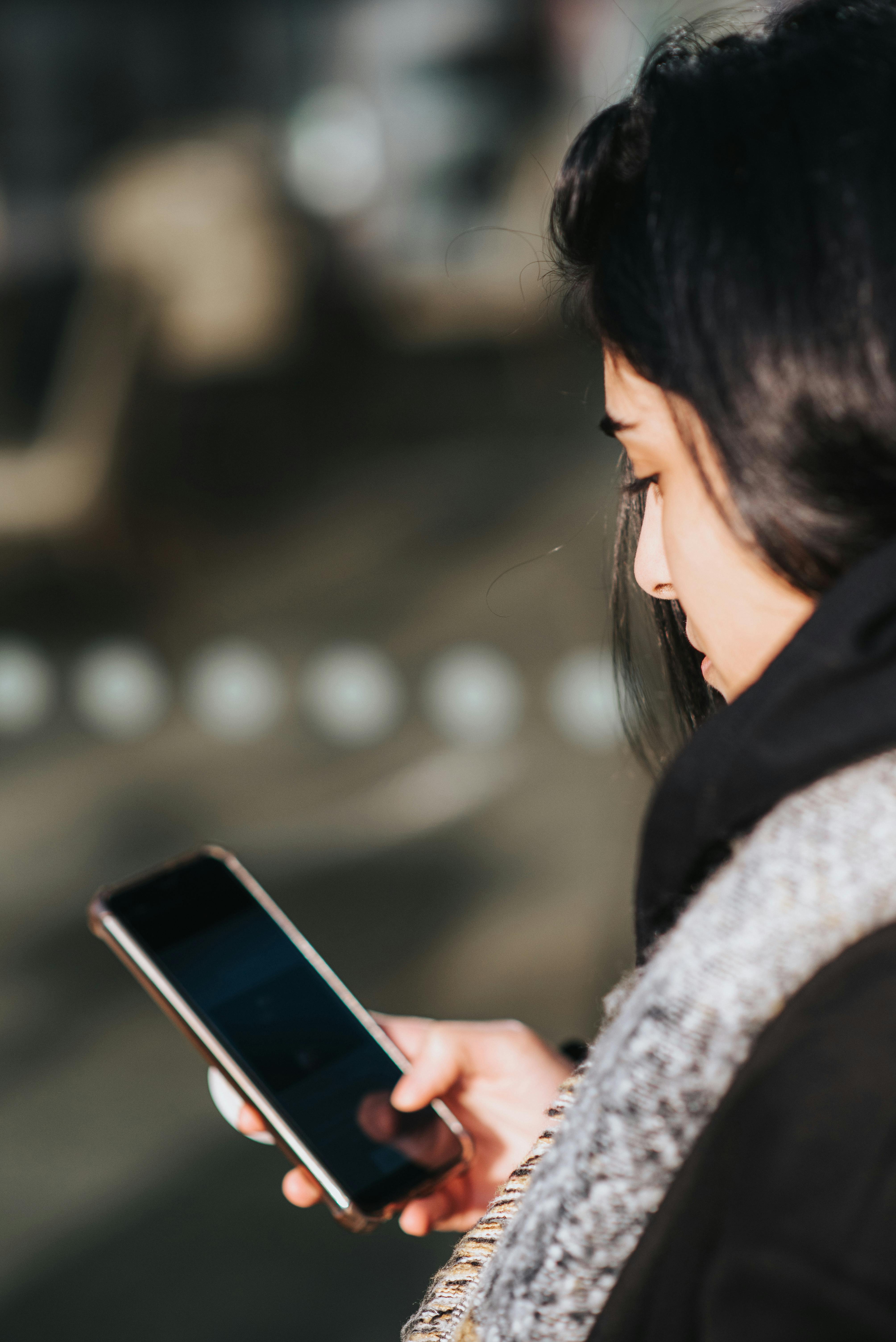 Una mujer usando su teléfono | Fuente: Pexels