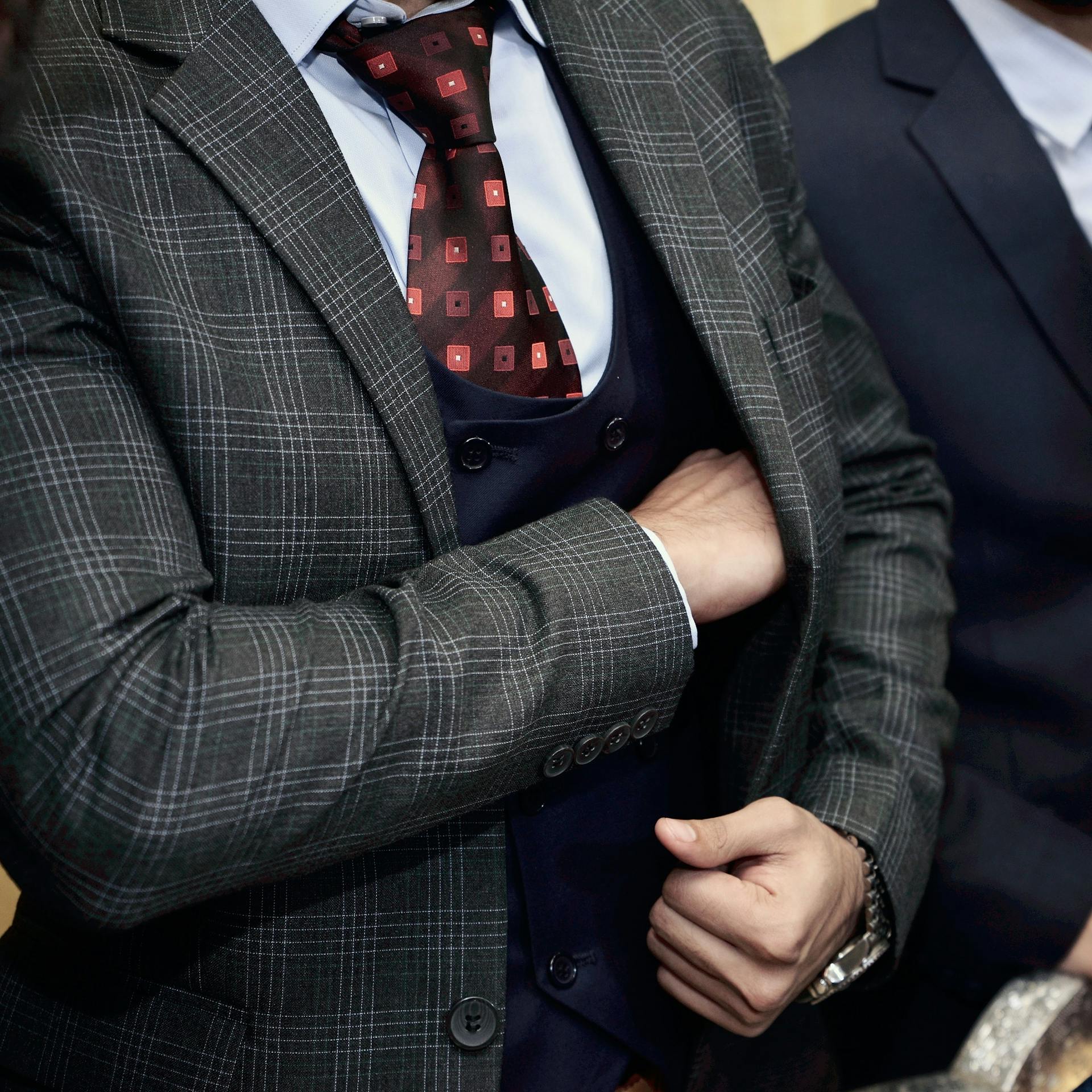 Un hombre vestido de traje | Fuente: Pexels