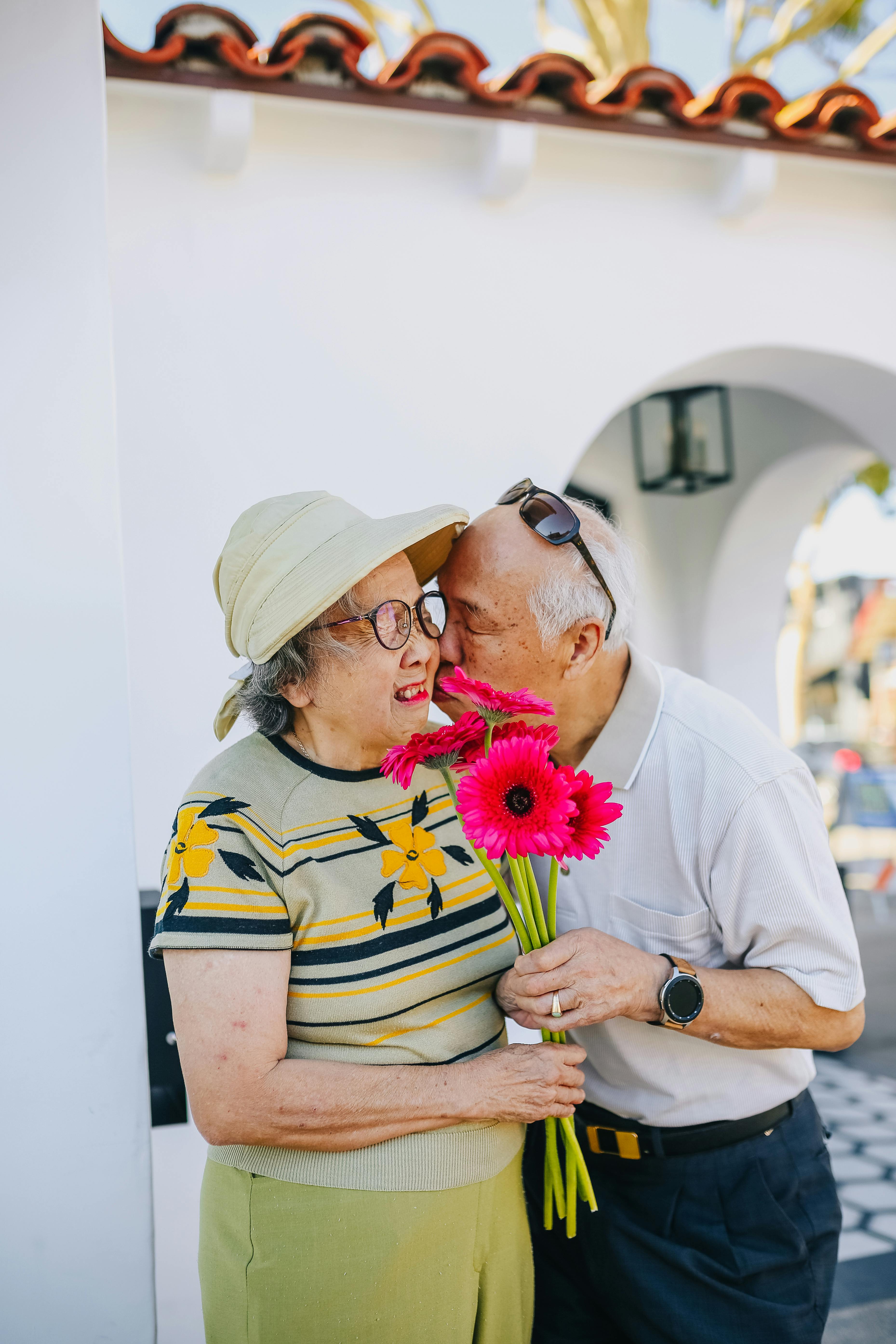 Pareja de ancianos pasando un momento romántico | Fuente: Pexels
