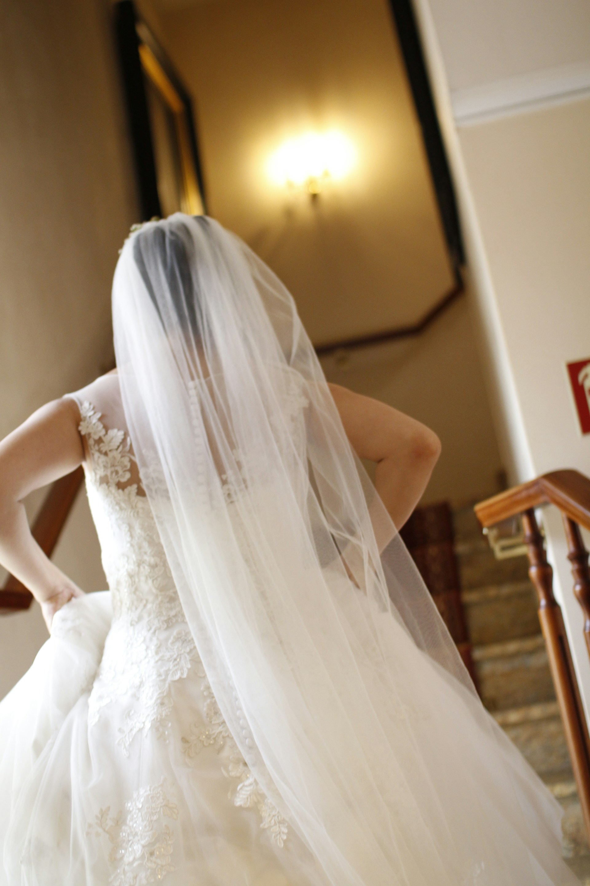 Una novia frenética caminando por las escaleras | Fuente: Unsplash