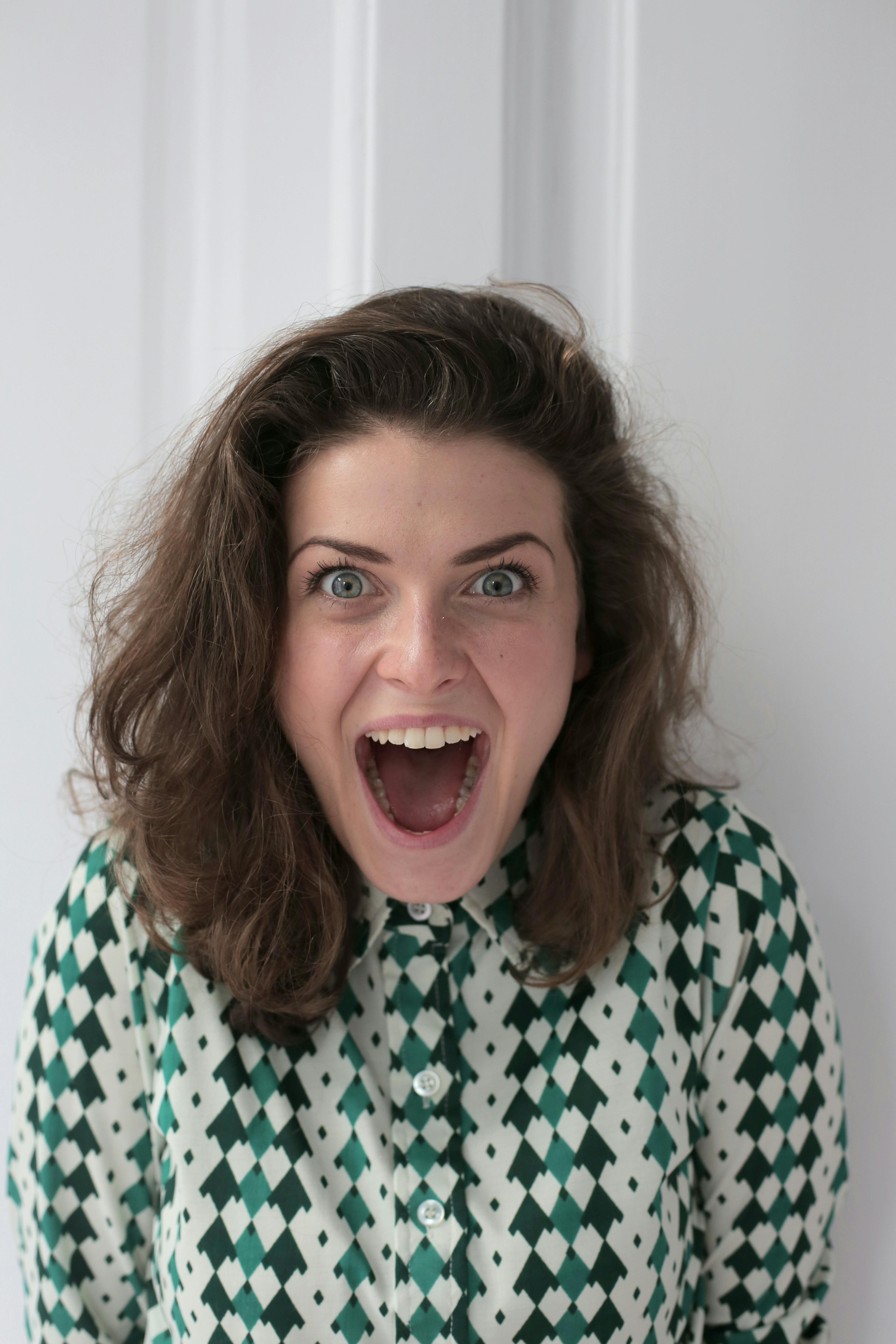 Una mujer gritando | Fuente: Pexels