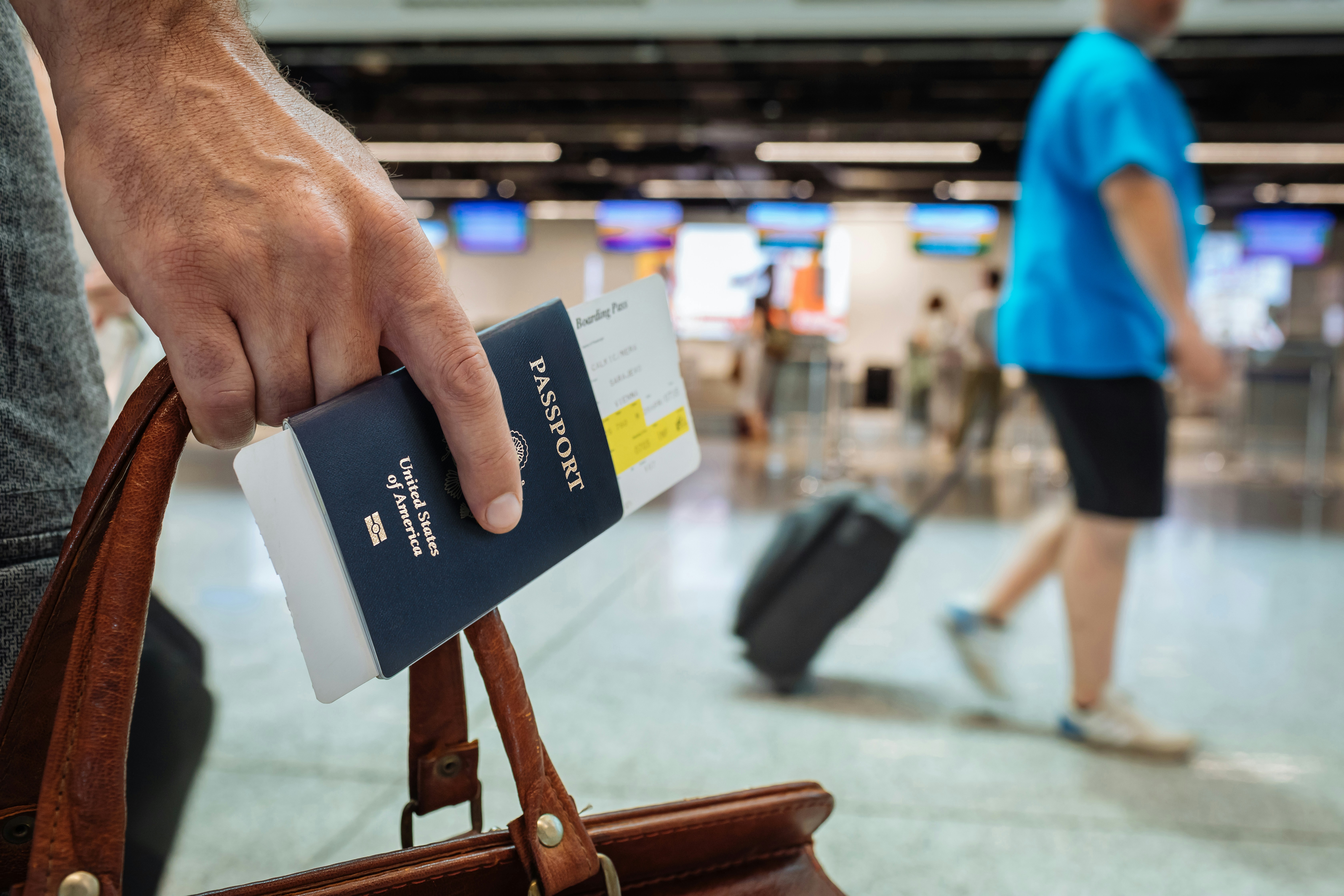 Una persona con un pasaporte en un aeropuerto | Fuente: Unsplash