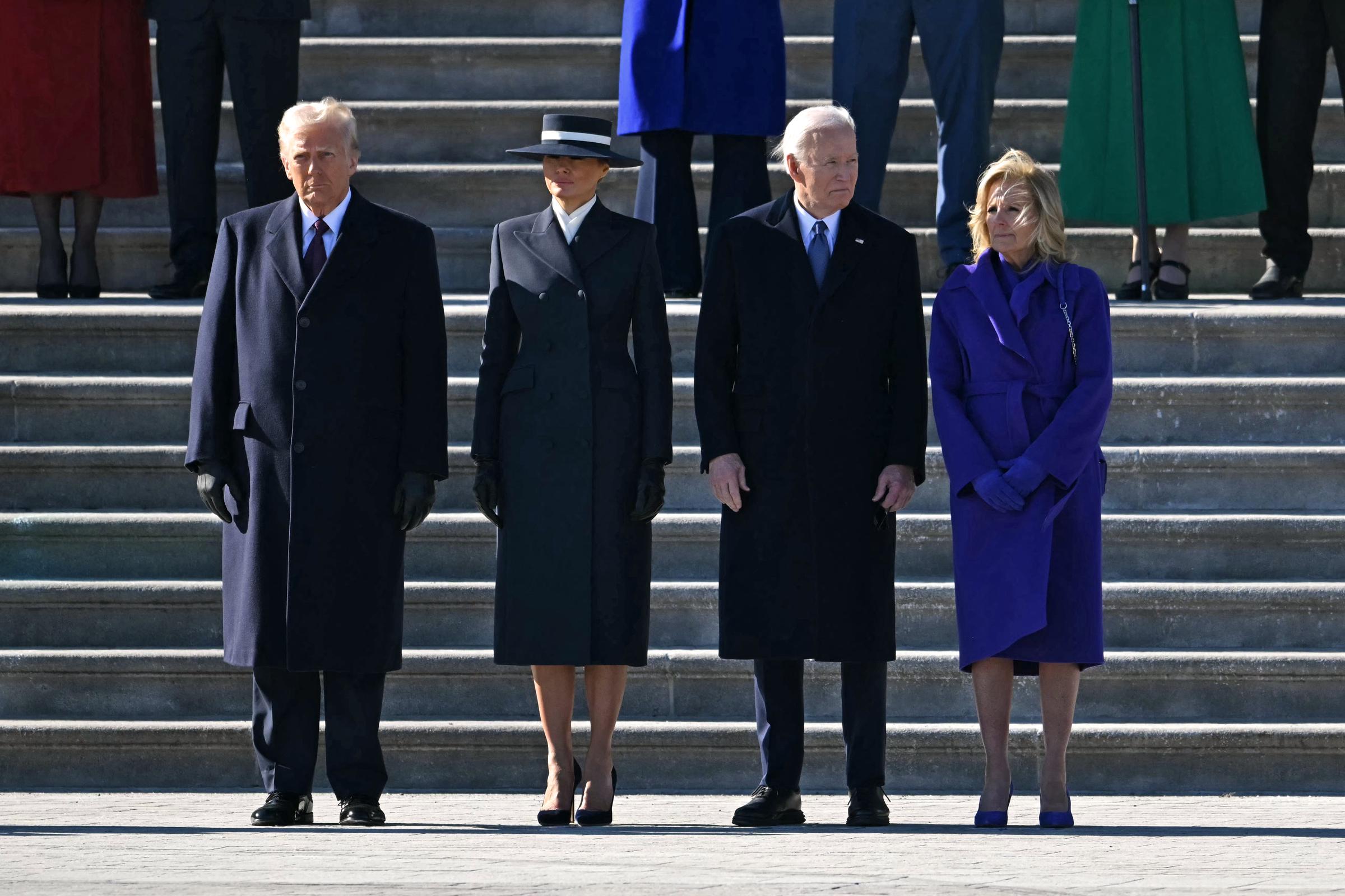 Donald y Melania Trump junto a Joe Biden y la Dra. Jill Biden durante una ceremonia de despedida frente al Capitolio de EE.UU. en Washington, D.C., el 20 de enero de 2025 | Fuente: Getty Images