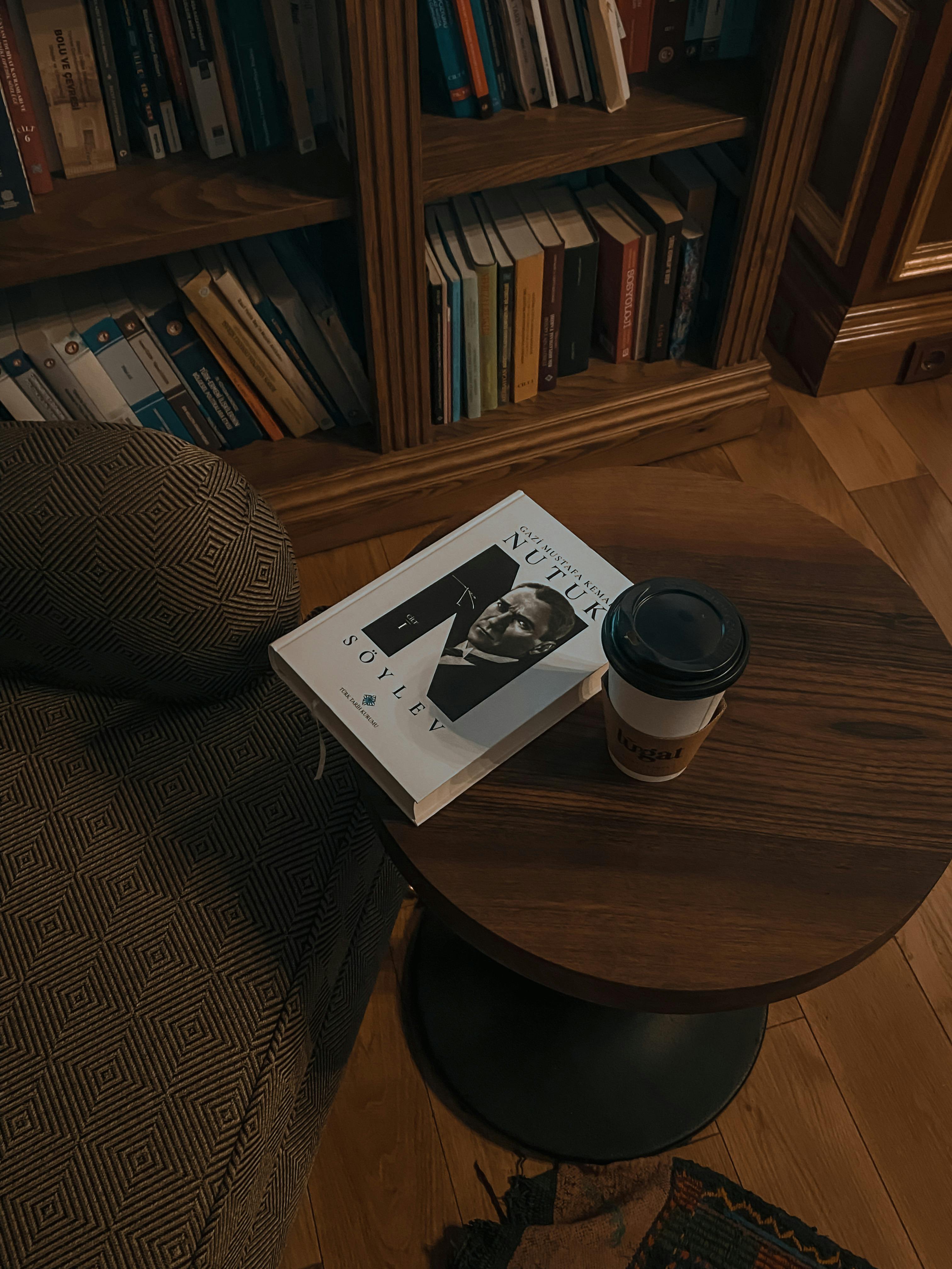 Una taza de café y un libro sobre una mesa | Fuente: Pexels