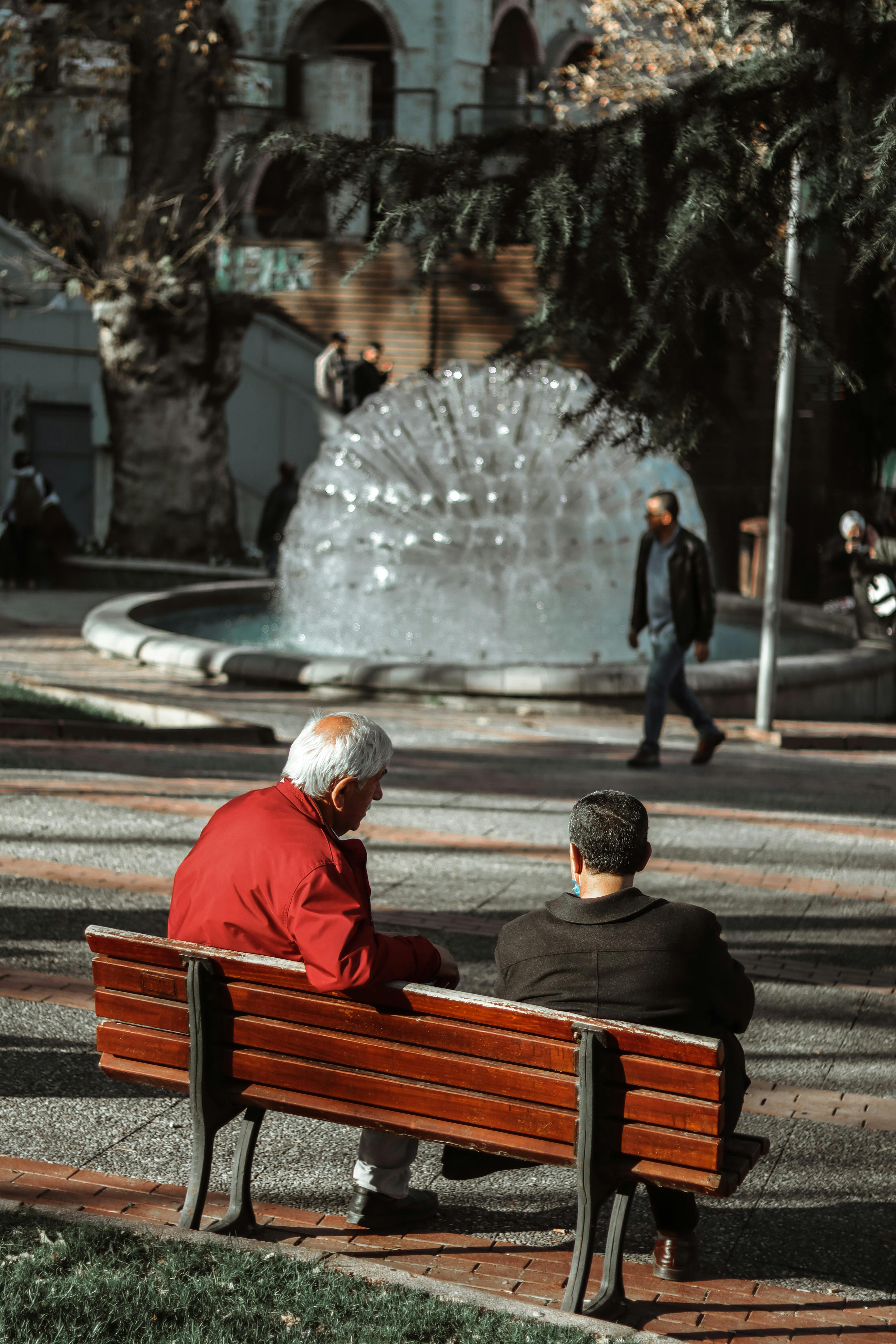 Dos hombres hablando | Fuente: Pexels