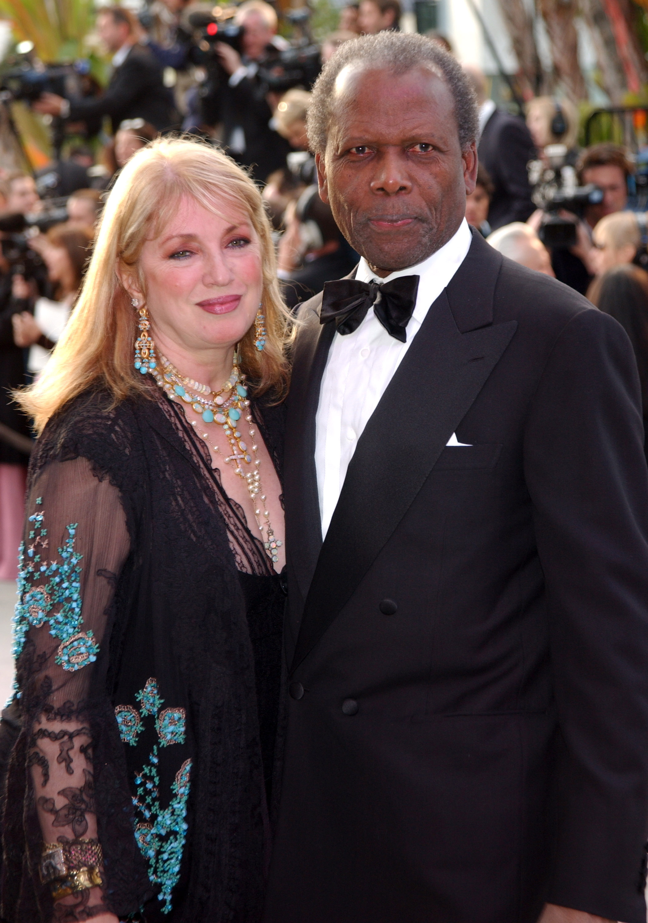 Joanna Shimkus y Sidney Poitier fotografiados en la fiesta Vanity Fair de los Oscar el 29 de febrero de 2004, en Beverly Hills, California. | Fuente: Getty Images