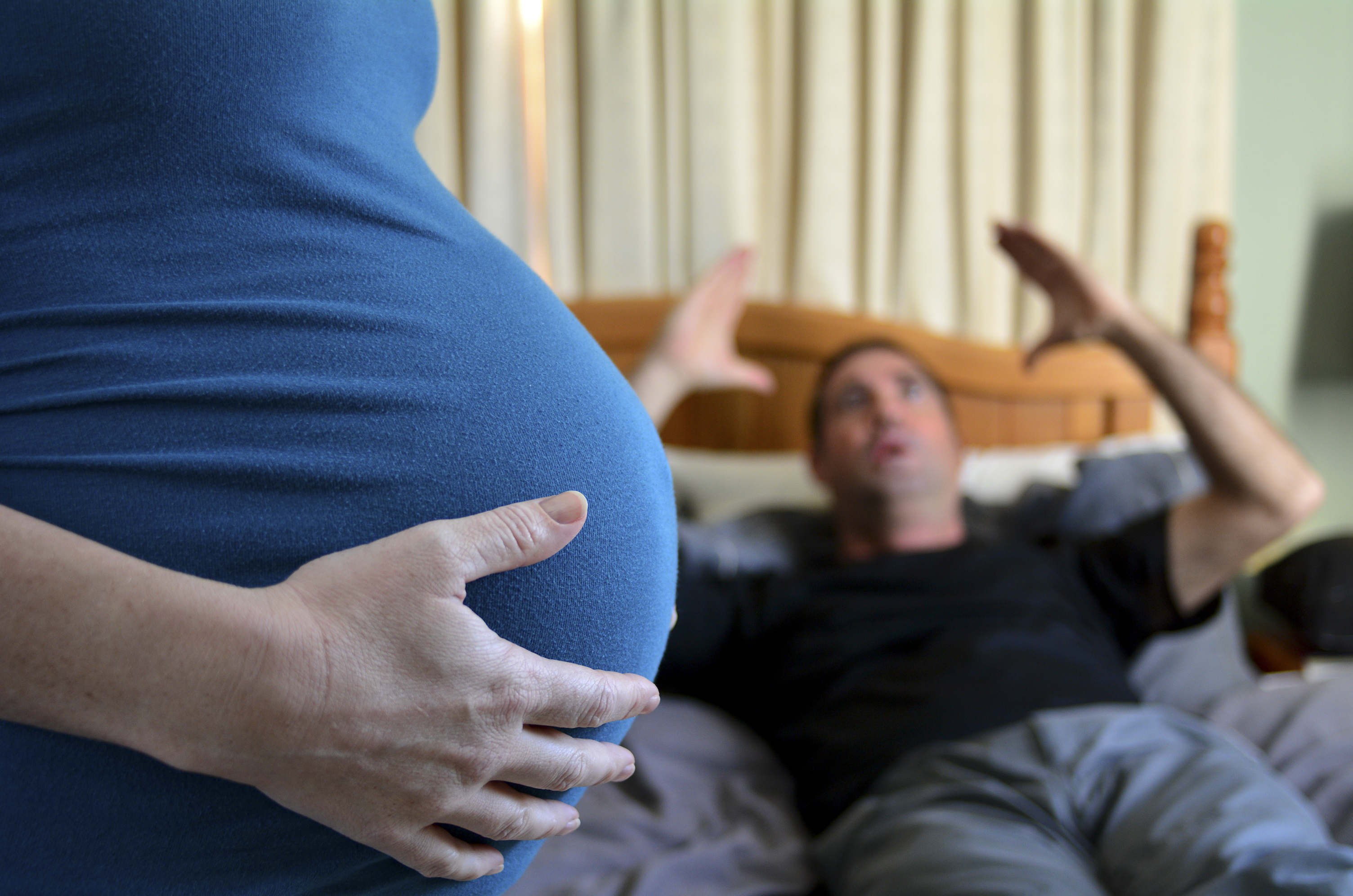 Mujer embarazada durante un enfrentamiento con un hombre | Fuente: Shutterstock