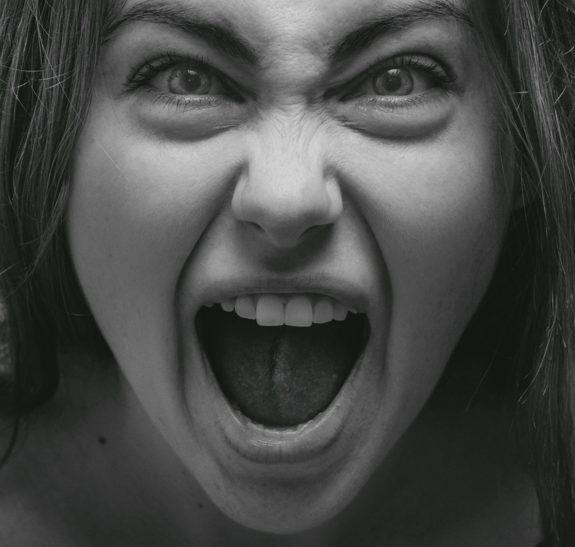 Una mujer hablando airadamente | Fuente: Pexels
