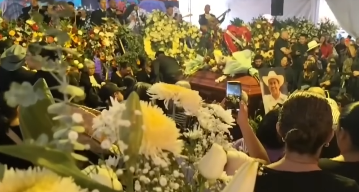 Cientos de personas congregadas alrededor del féretro de Carlos Manzo, alcalde de Uruapan, para dar el último adiós | Fuente: YouTube/MILENIO