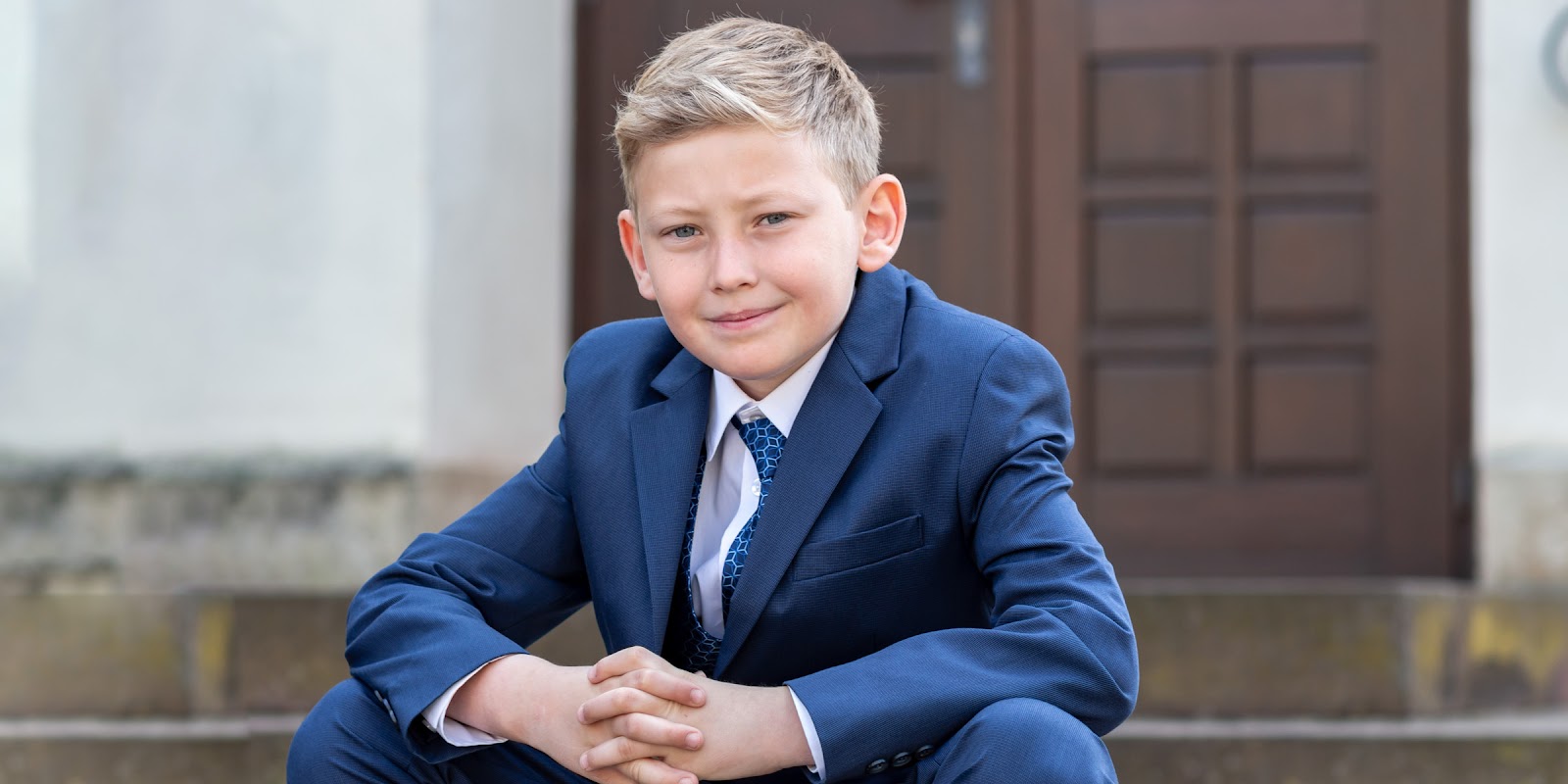 Un chico con traje | Fuente: Shutterstock