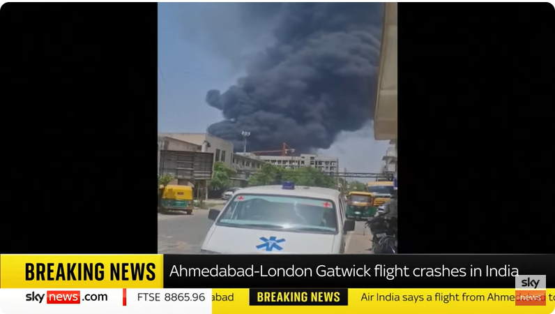 Imagen que muestra el humo del avión estrellado, de un post fechado el 12 de junio de 2025 | Fuente: Youtube/@SkyNews