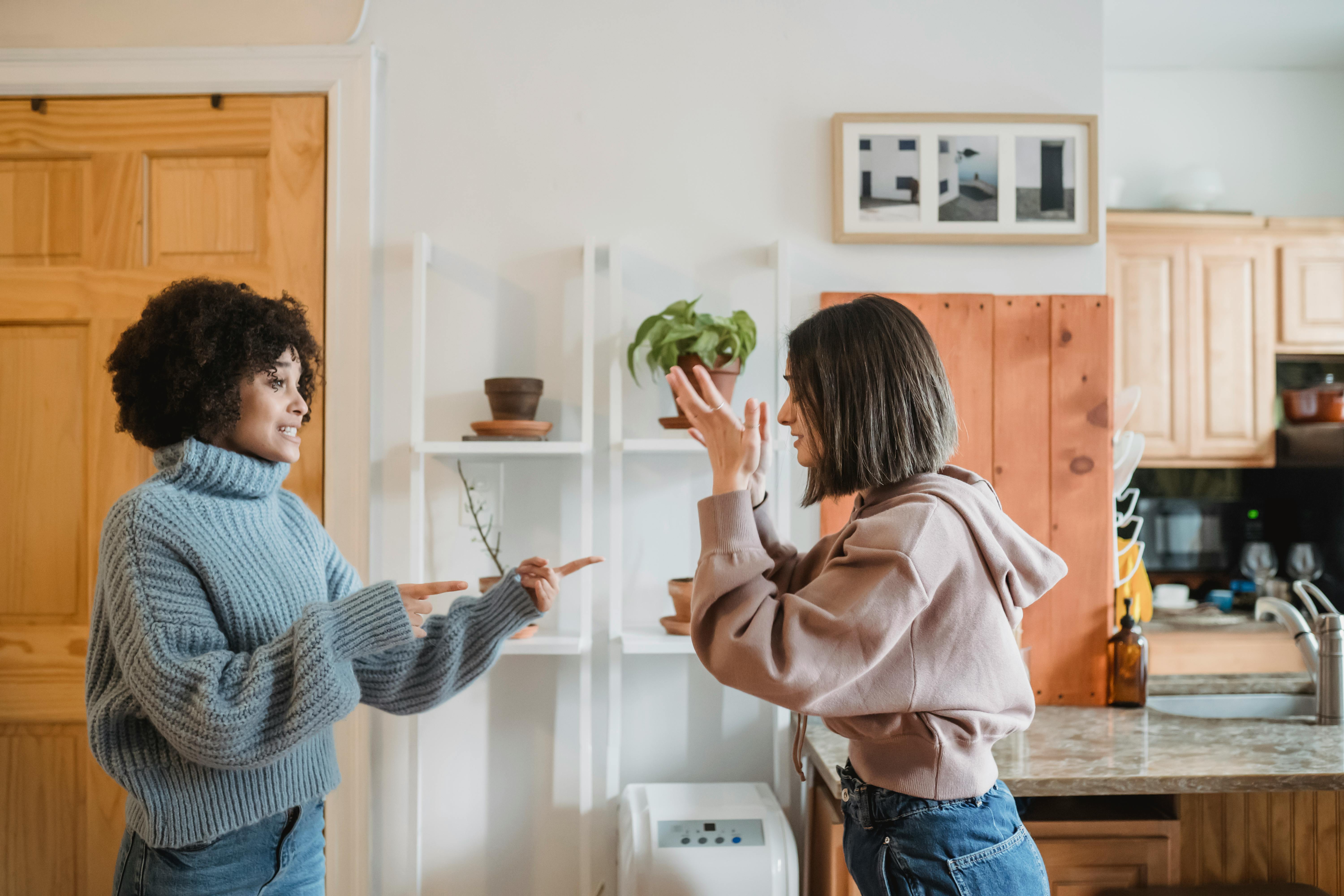 Dos mujeres durante el conflicto | Fuente: Pexels