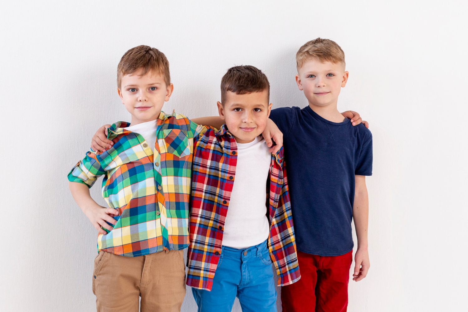Tres chicos jóvenes | Fuente: Freepik