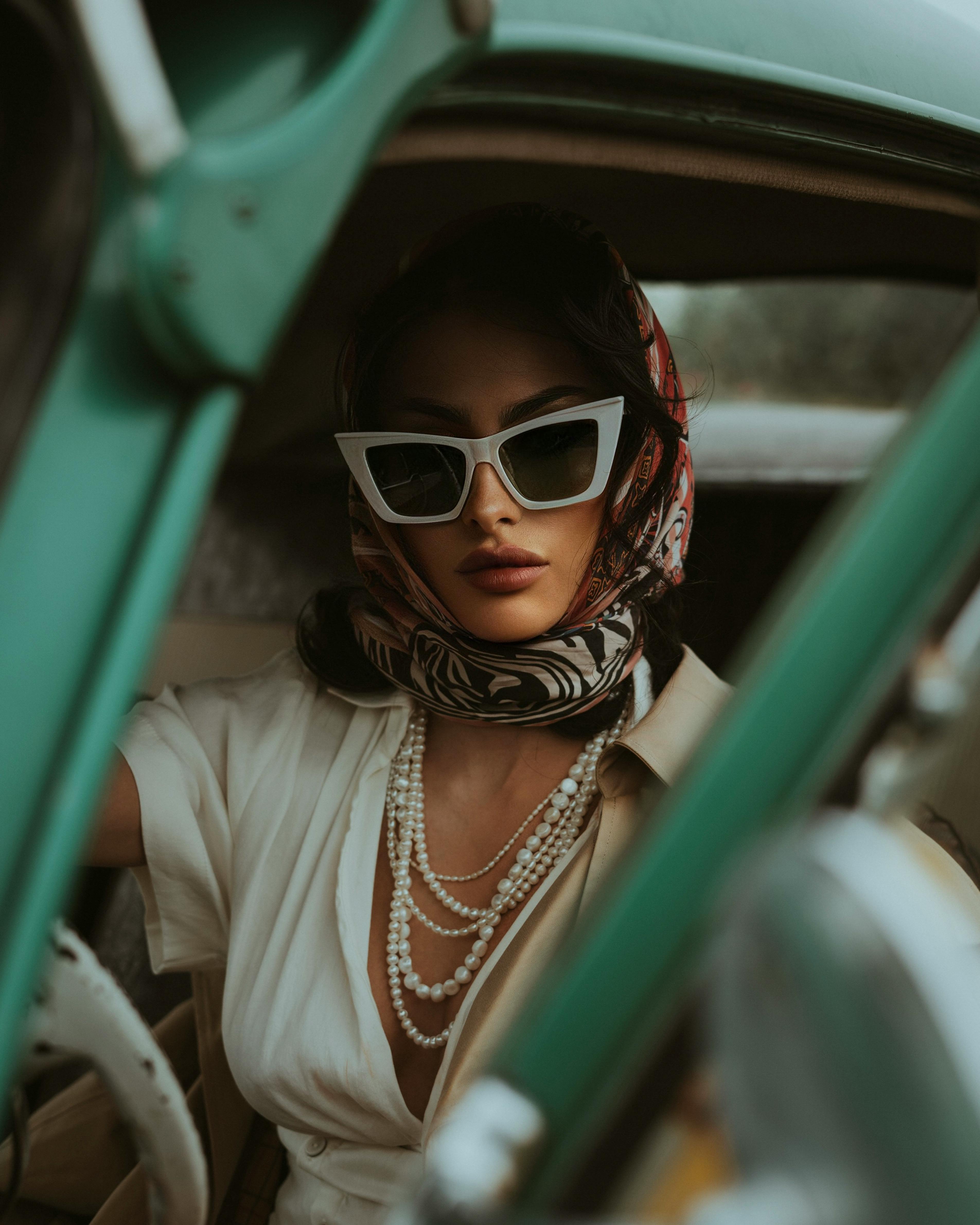 Una mujer en un automóvil caro | Fuente: Pexels