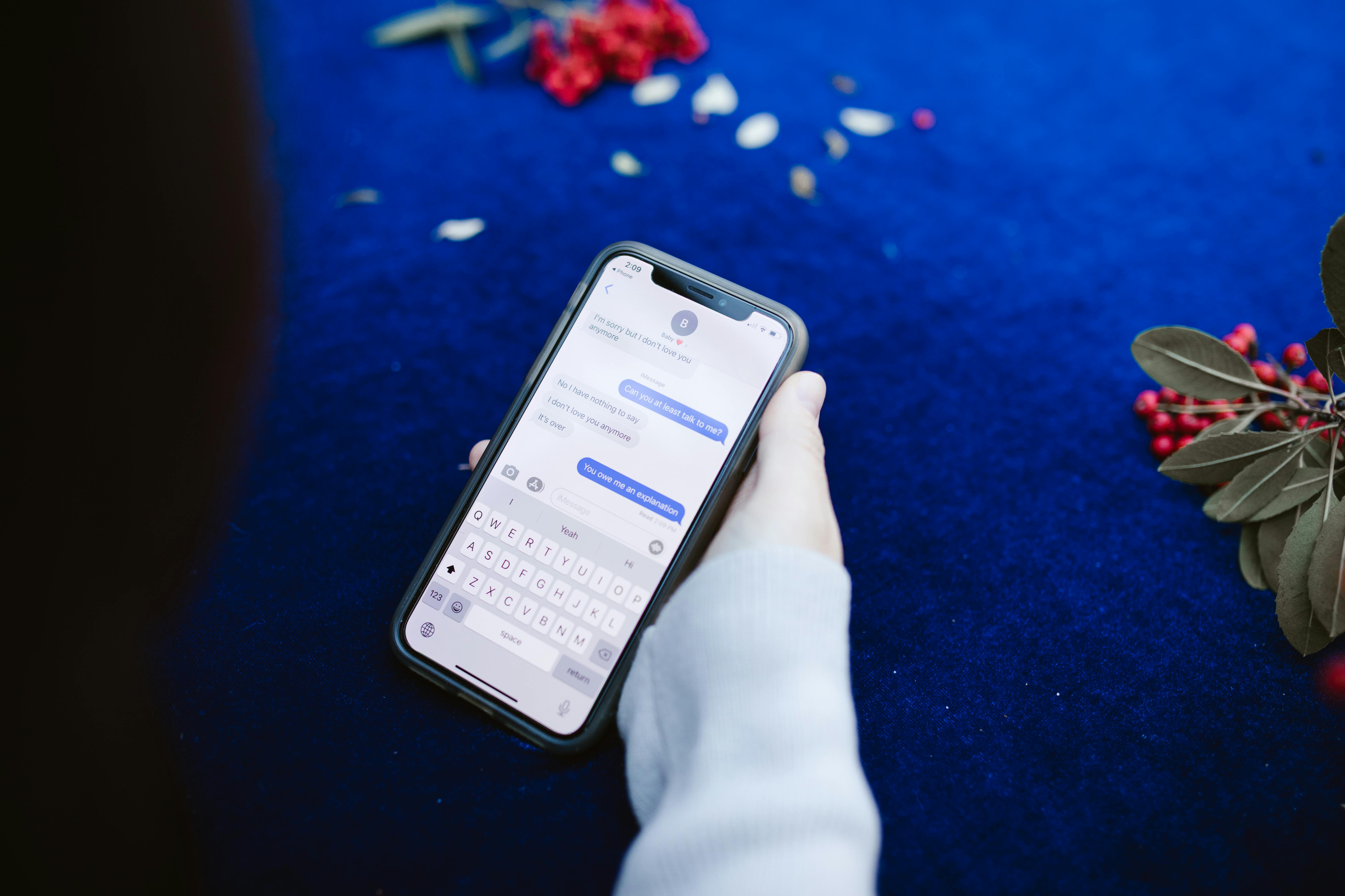 Una persona sostiene un móvil abierto para recibir mensajes de texto | Fuente: Pexels
