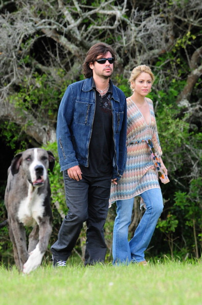 La cantante colombiana Shakira y el argentino Antonio de la Rúa, pasean por su finca "La Colorada", en José Ignacio, departamento de Maldonado, a 170 km al este de Montevideo, el 20 de diciembre de 2009