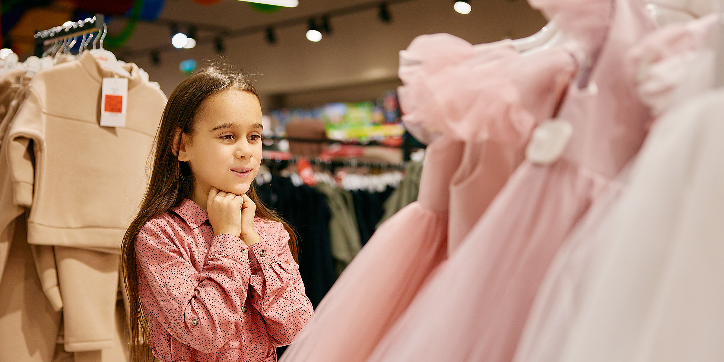 Una niña mirando un vestido | Fuente: Shutterstock