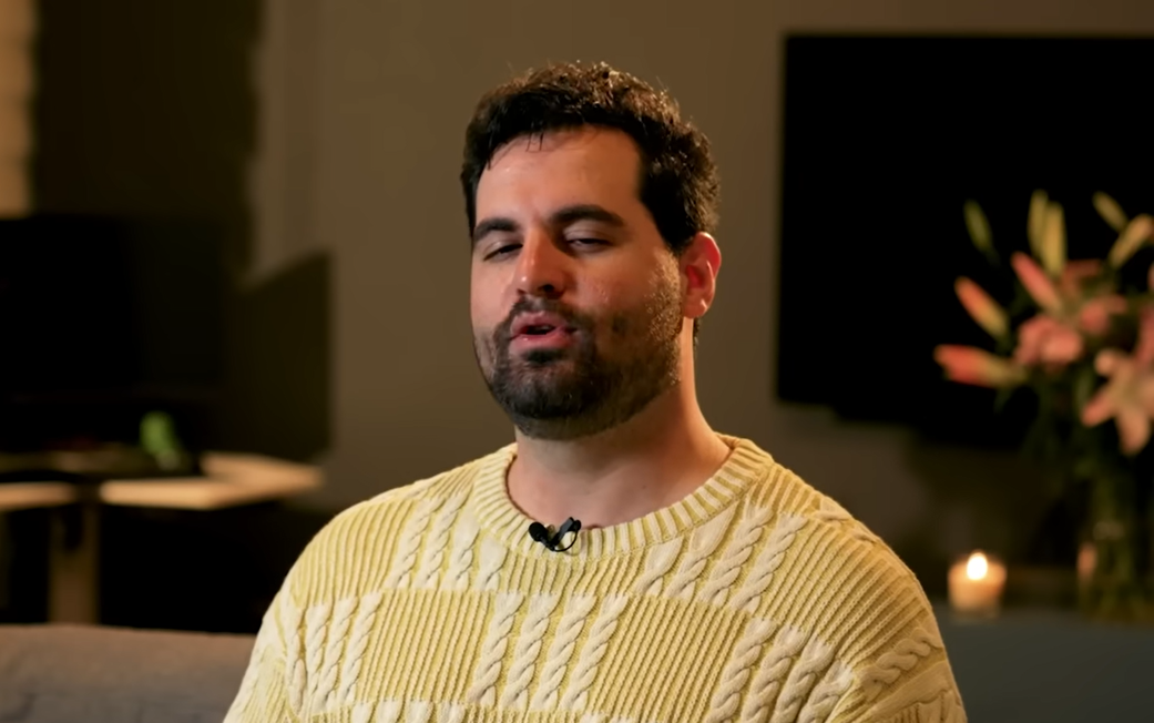 Ricardo Spear durante una entrevista con el periodista venezolano Luis Olavarrieta | Fuente: YouTube/Luis Olavarrieta