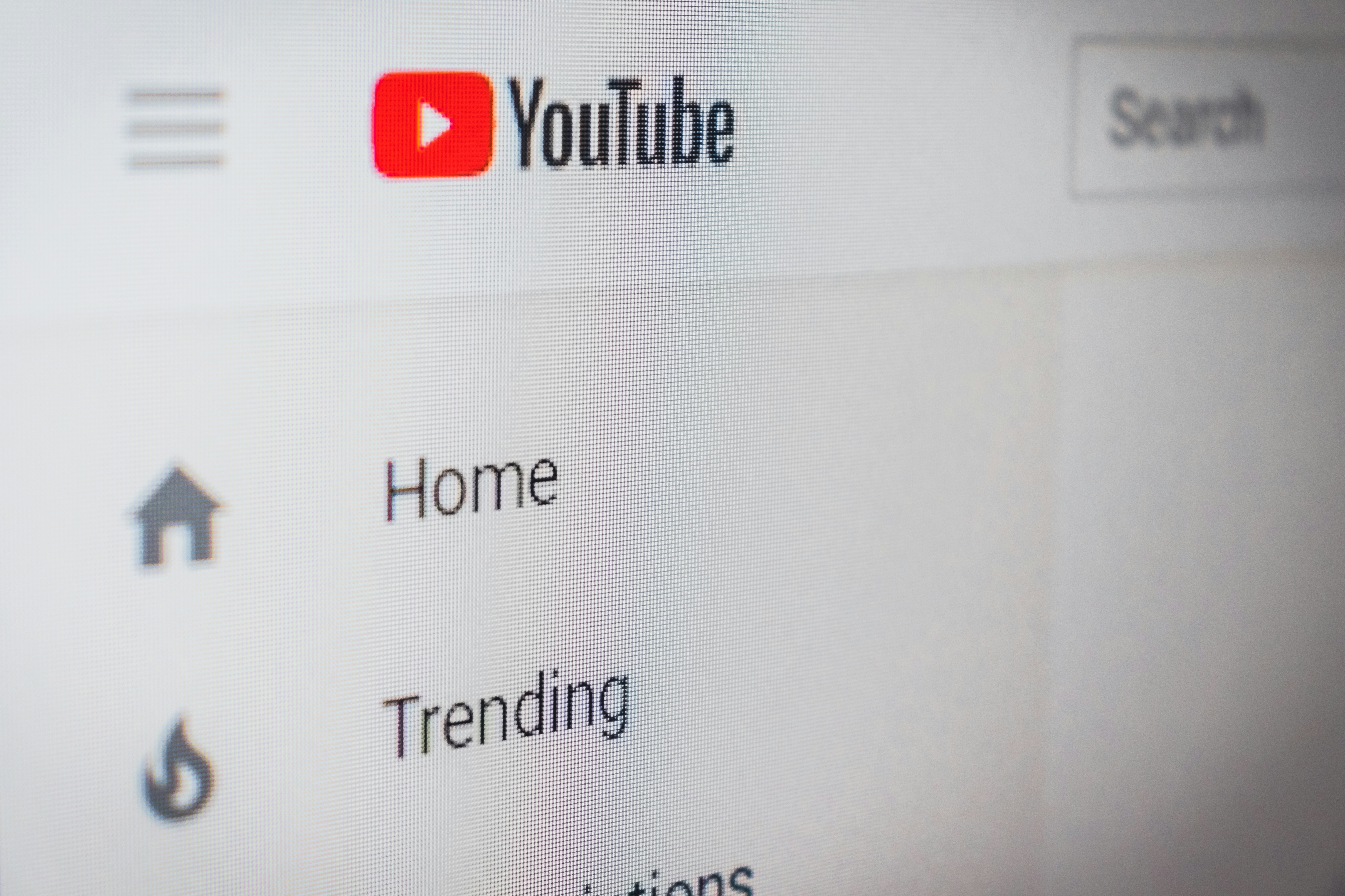La pantalla de un portátil mostrando YouTube | Fuente: Unsplash