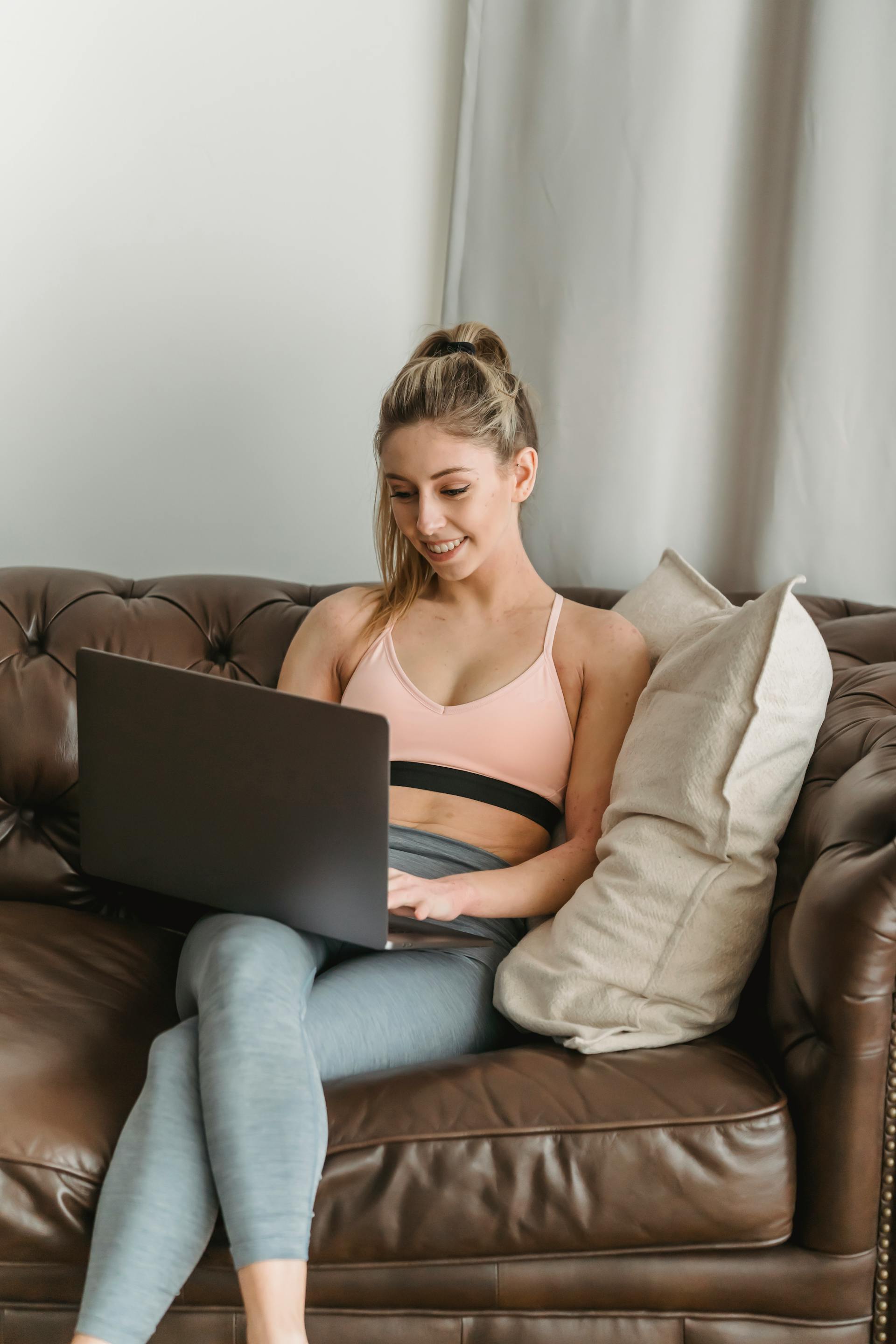 Una mujer relajándose en su casa | Fuente: Pexels