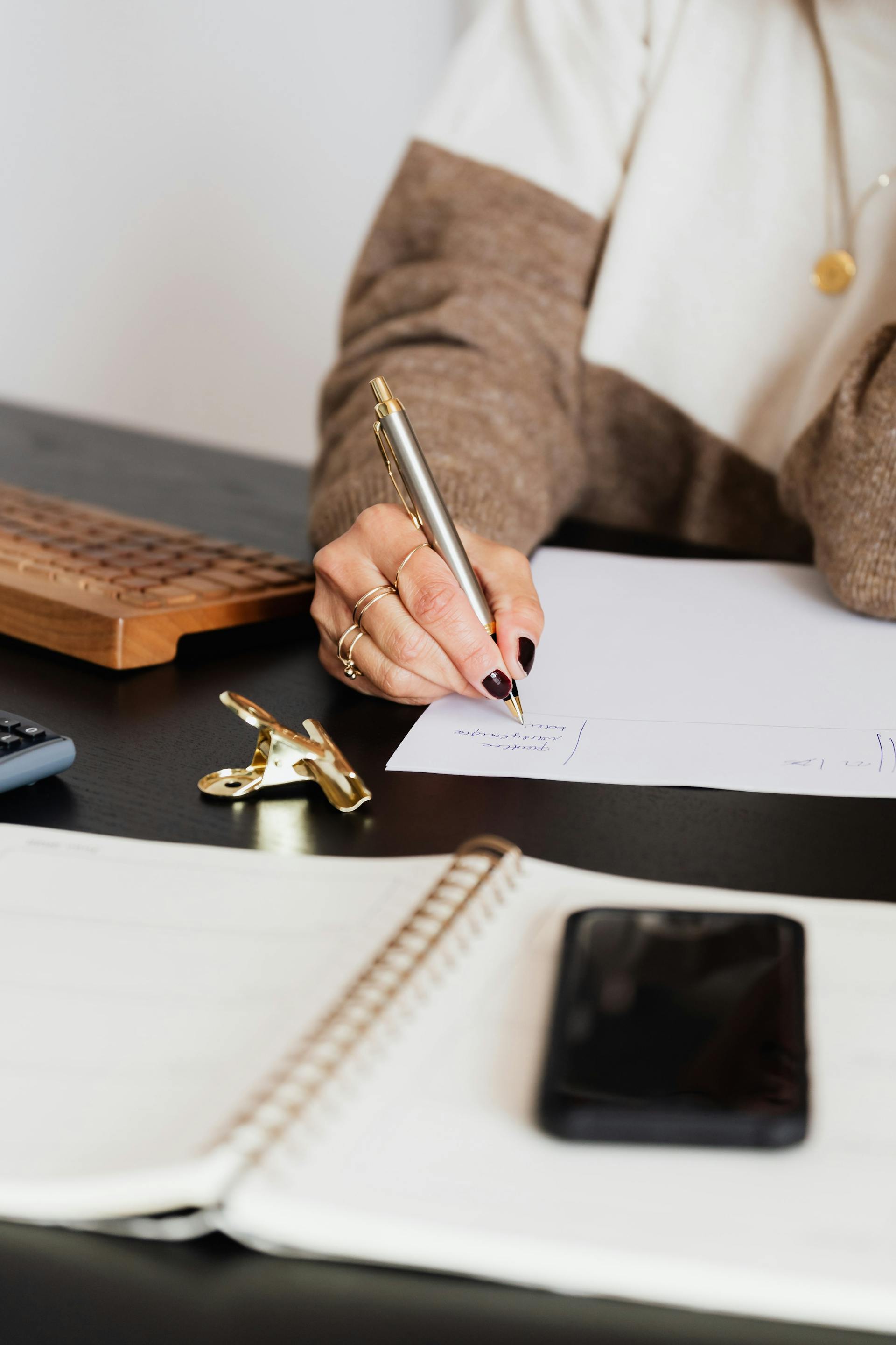 Una mujer escribiendo en un papel | Fuente: Pexels