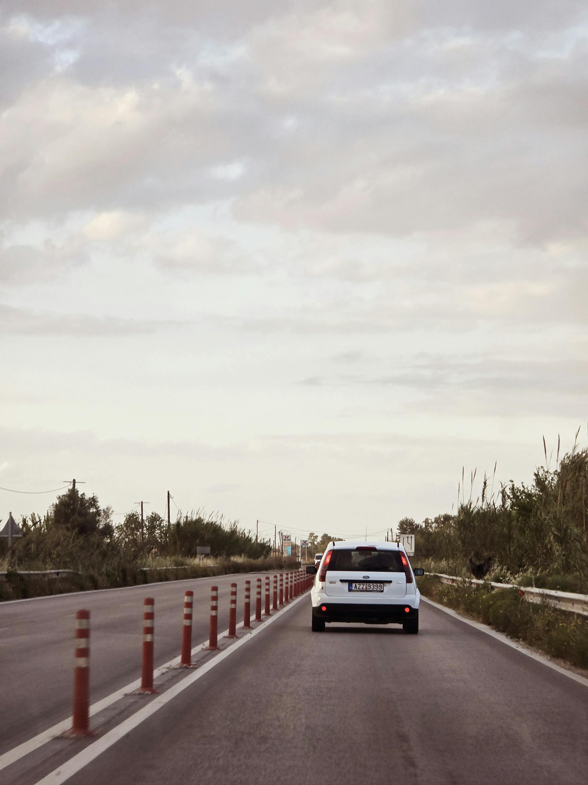 Un automóvil circulando por una carretera | Fuente: Pexels
