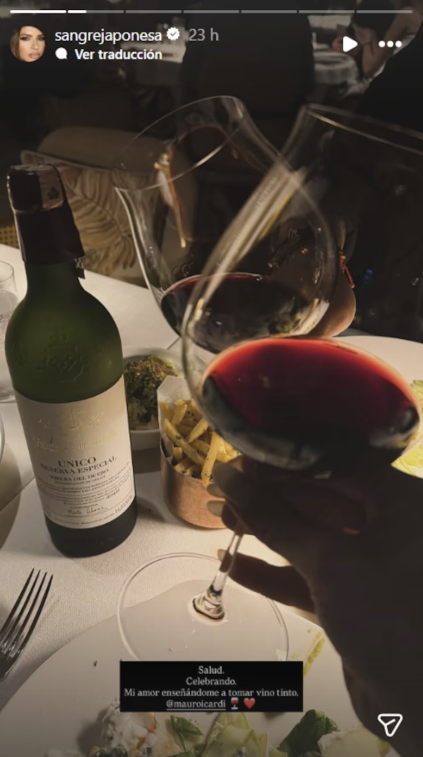 Publicación de La China Suárez en la que se observa una botella de vino y dos copas | Fuente: Instagram Stories/sangrejaponesa