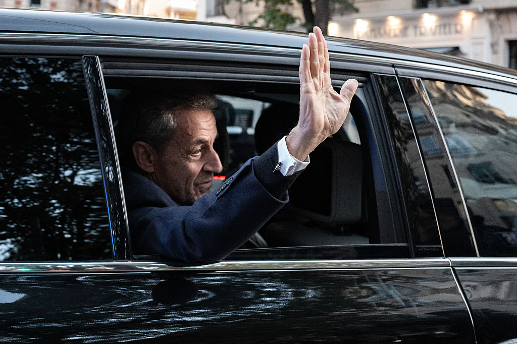 El expresidente francés Nicolas Sarkozy saluda a sus seguidores al salir de su piso para presentarse en la prisión de La Santé, donde cumple una condena de cinco años | Fuente: Getty Images