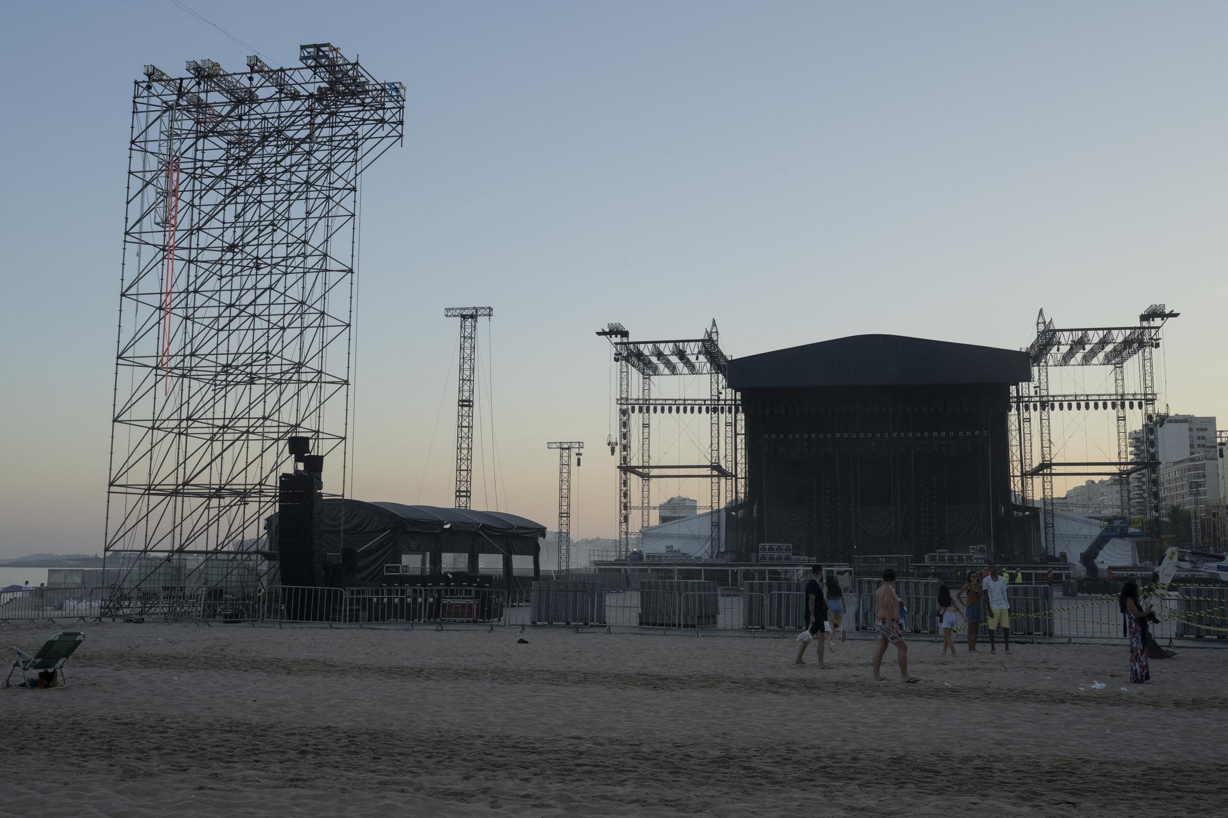 Vista general del escenario tras la muerte de un trabajador en un accidente ocurrido durante su montaje para la cantante colombiana Shakira en la playa de Copacabana, Río de Janeiro, Brasil, el 26 de abril de 2026. | Fuente: Getty Images
