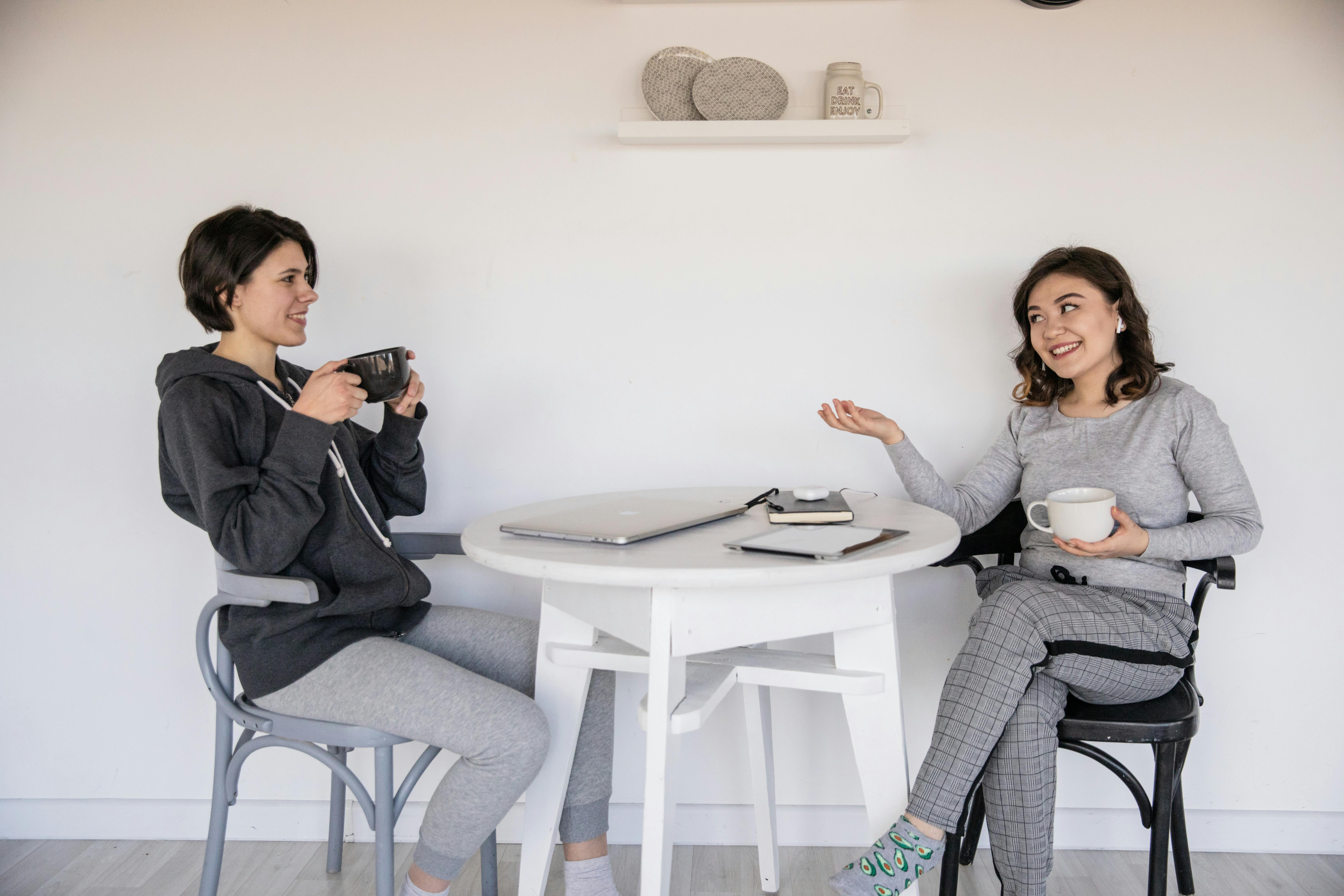 Dos mujeres hablando | Fuente: Pexels