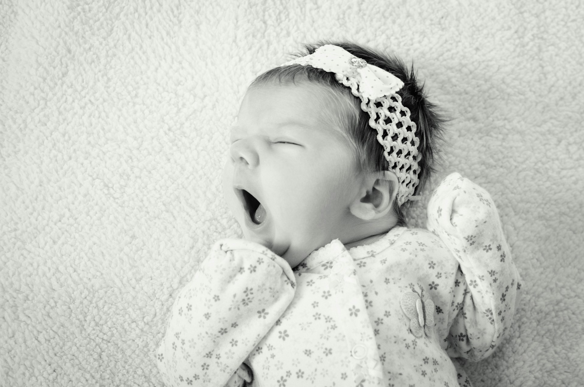 Toma en escala de grises de una adorable niña | Fuente: Unsplash