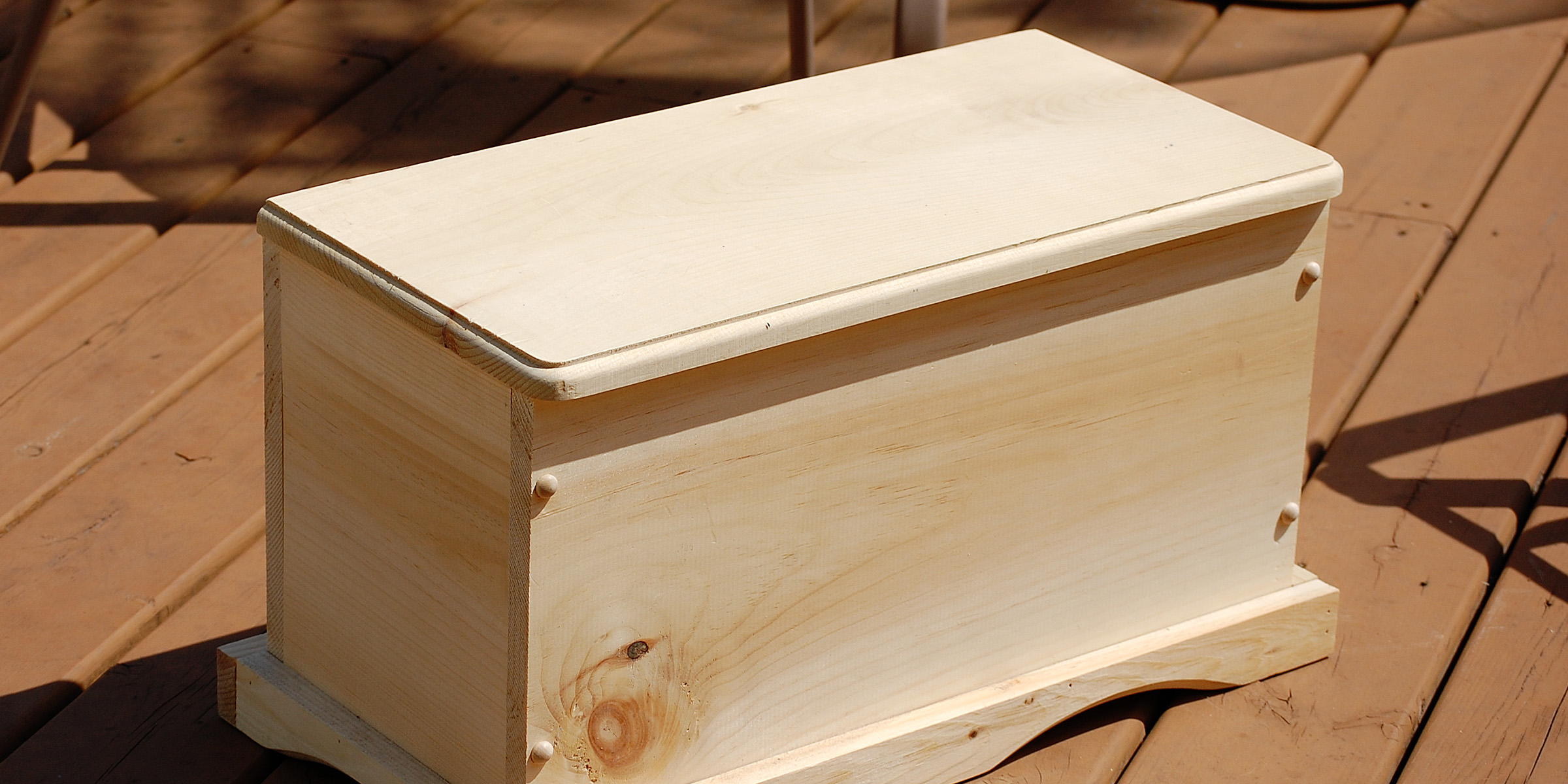 Una pequeña caja de madera | Fuente: Flickr